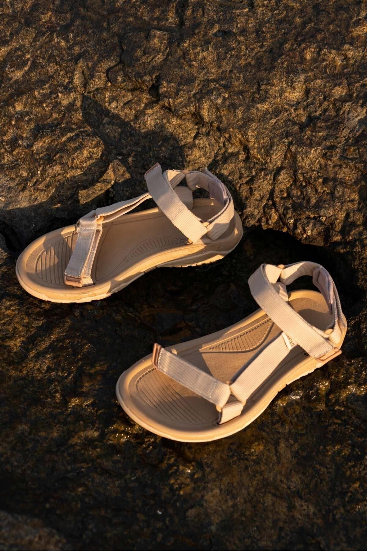 NİŞANTAŞI SHOES-صندل نسائي بكعب مسطح من الفيلكرو باللون البيج الداكن 4