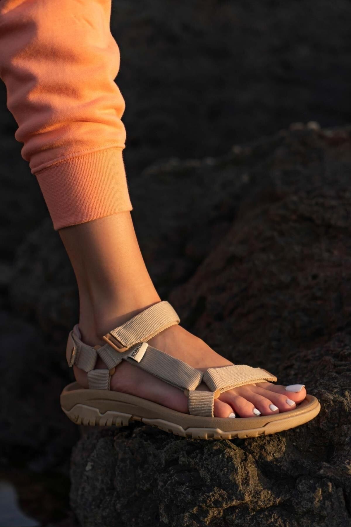 NİŞANTAŞI SHOES-صندل نسائي بكعب مسطح من الفيلكرو باللون البيج الداكن 5