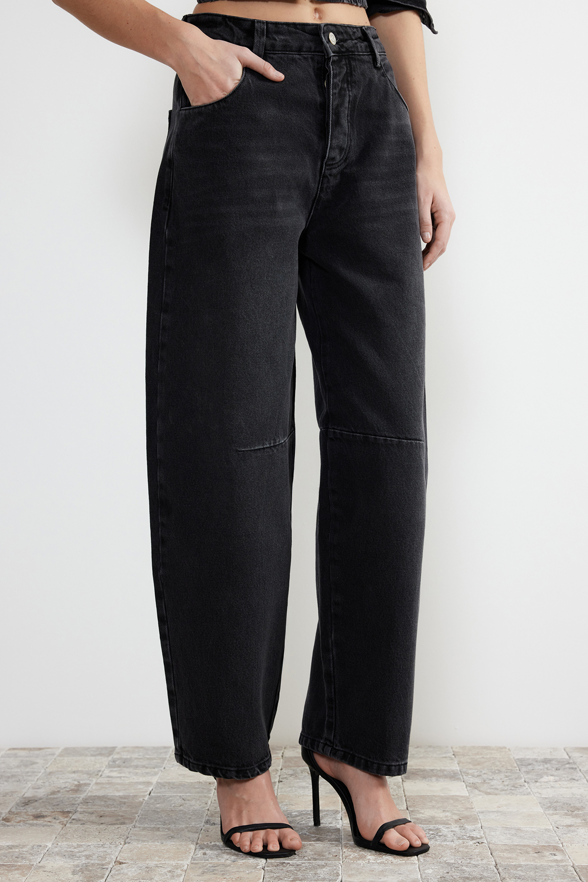 Trendyol Collection Czarne jeansy z wysokim stanem i przeszyciami TWOSS24JE00013