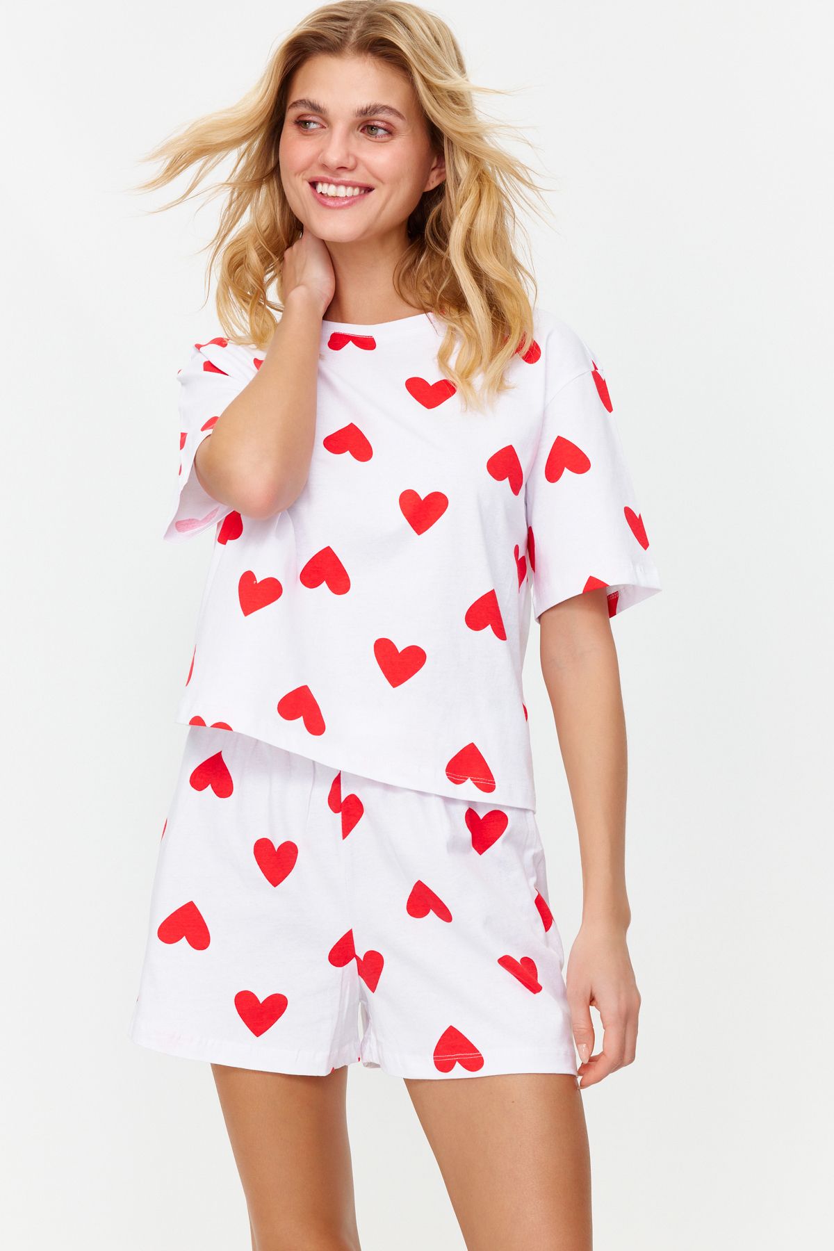 Trendyol Collection-Weißes Pyjama-Set aus Strick mit Herzmotiv – 100 % Baumwolle THMSS24PT00029 2