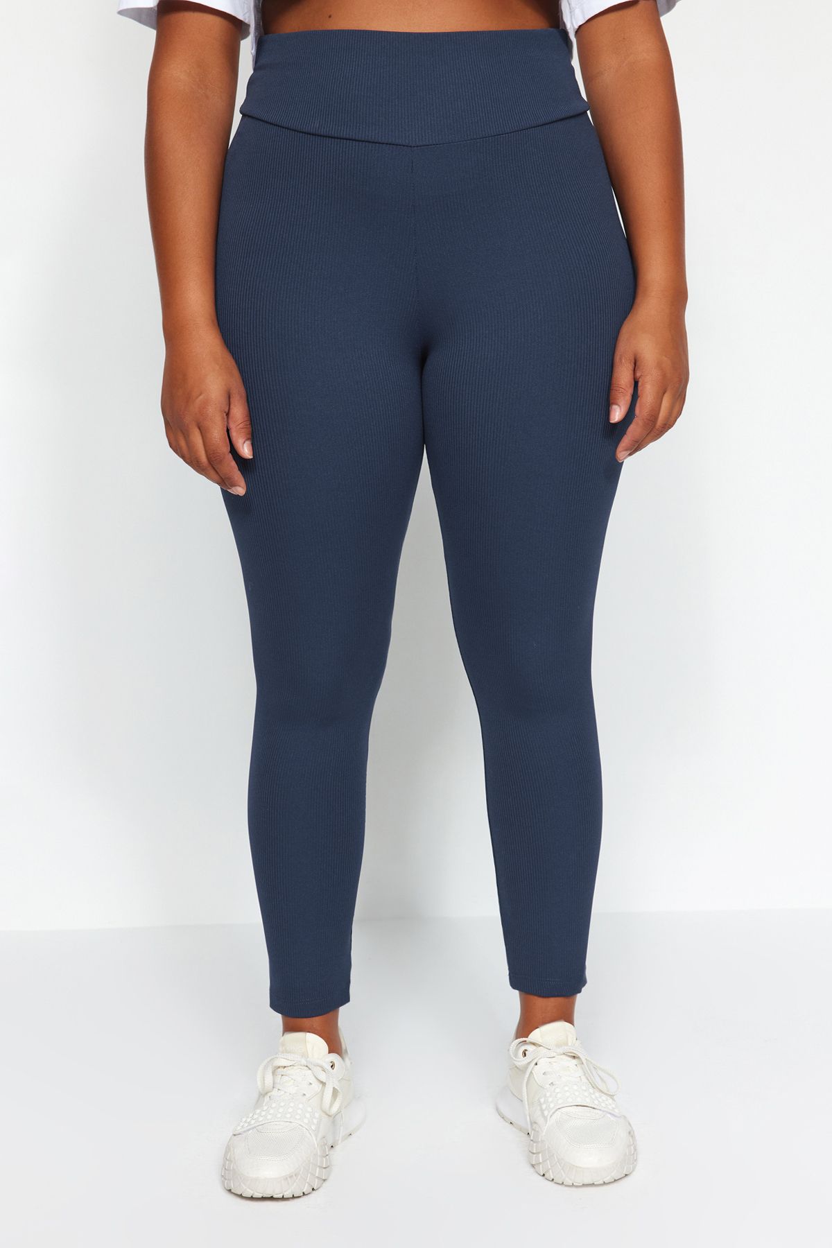 Trendyol Curve-Marineblaue, gerippte Strick-Leggings mit hoher Taille in Übergröße TBBAW23AY00009 6