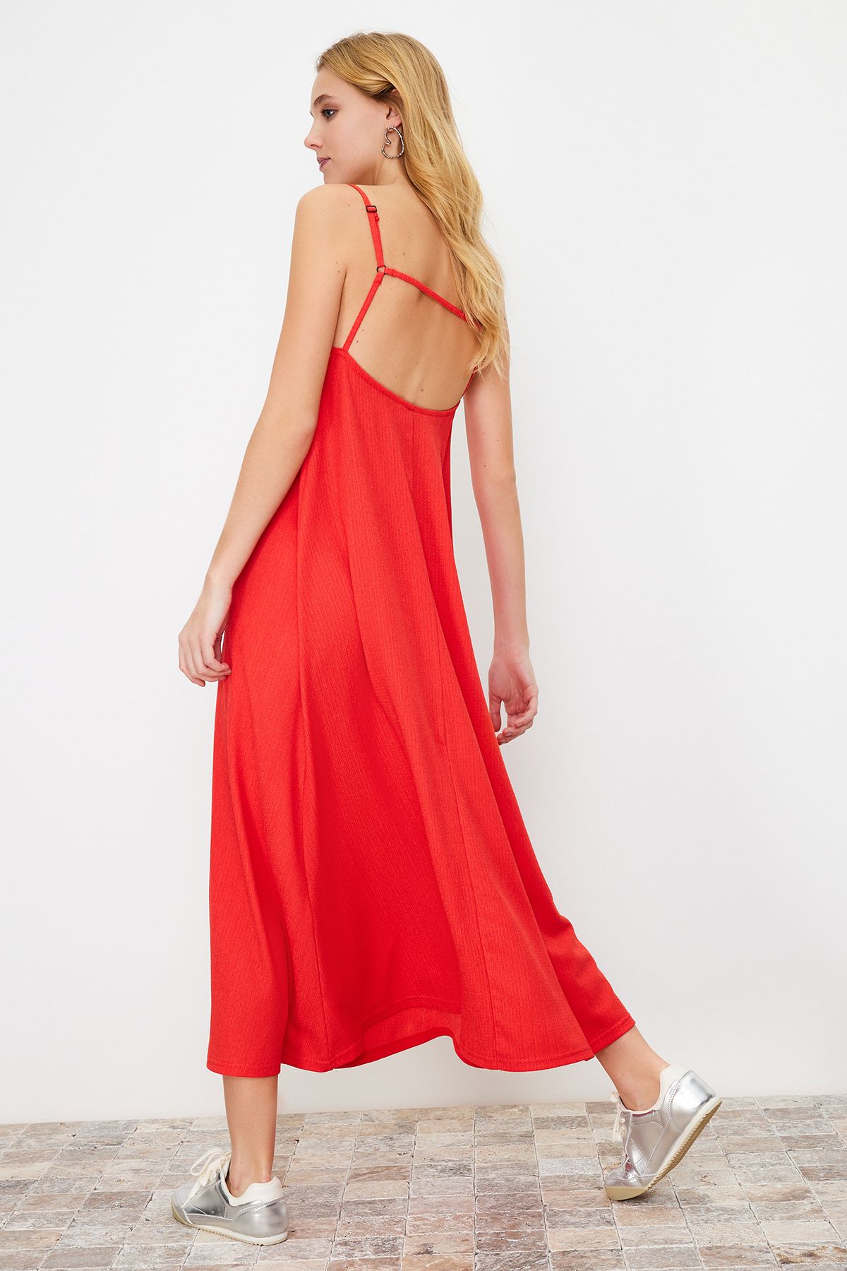 Trendyol Collection Czerwona Sukienka Maxi W Kształcie Litery A - Regulowane Ramiączka I Kwadratowy Kołnierzyk, Dzianina O Fakturze Kopertowej Kobieta