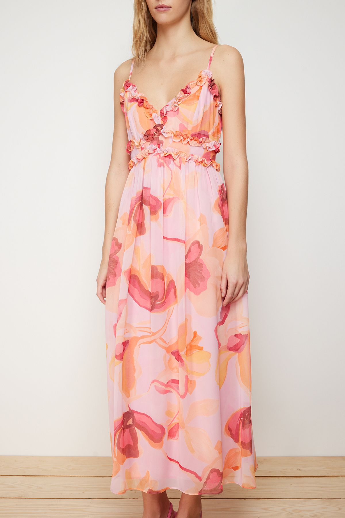 Trendyol Collection-Rosa A-Ausschnitt Maxikleid aus gewebtem Chiffon mit Blumenmuster, Rüschendetail und Futter TWOSS23EL02013 4