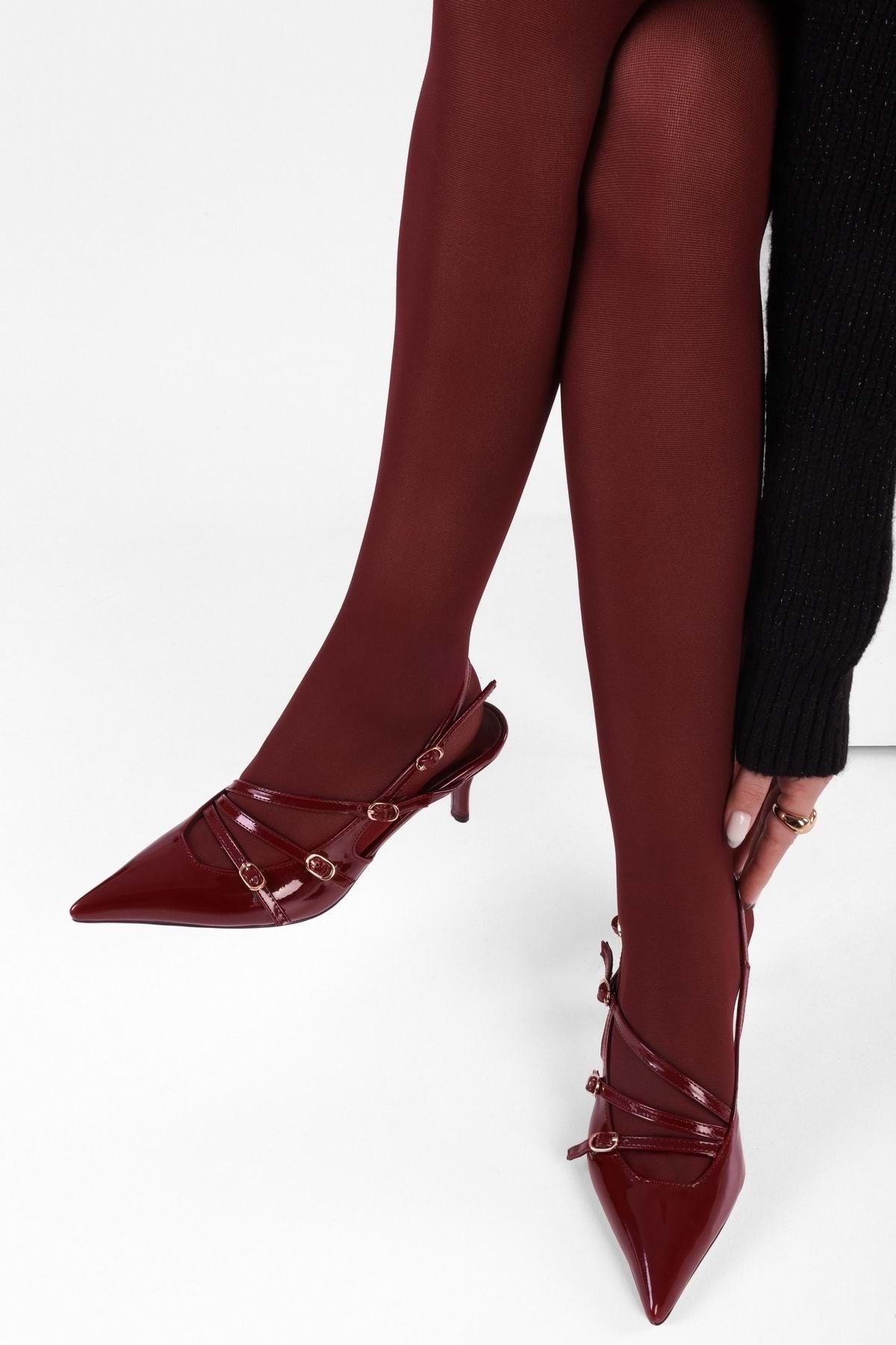 Shoeberry-Joelle – Spitz zulaufender Stilettoabsatz aus Lackleder in Weinrot mit Gürtelschnalle für Damen 3