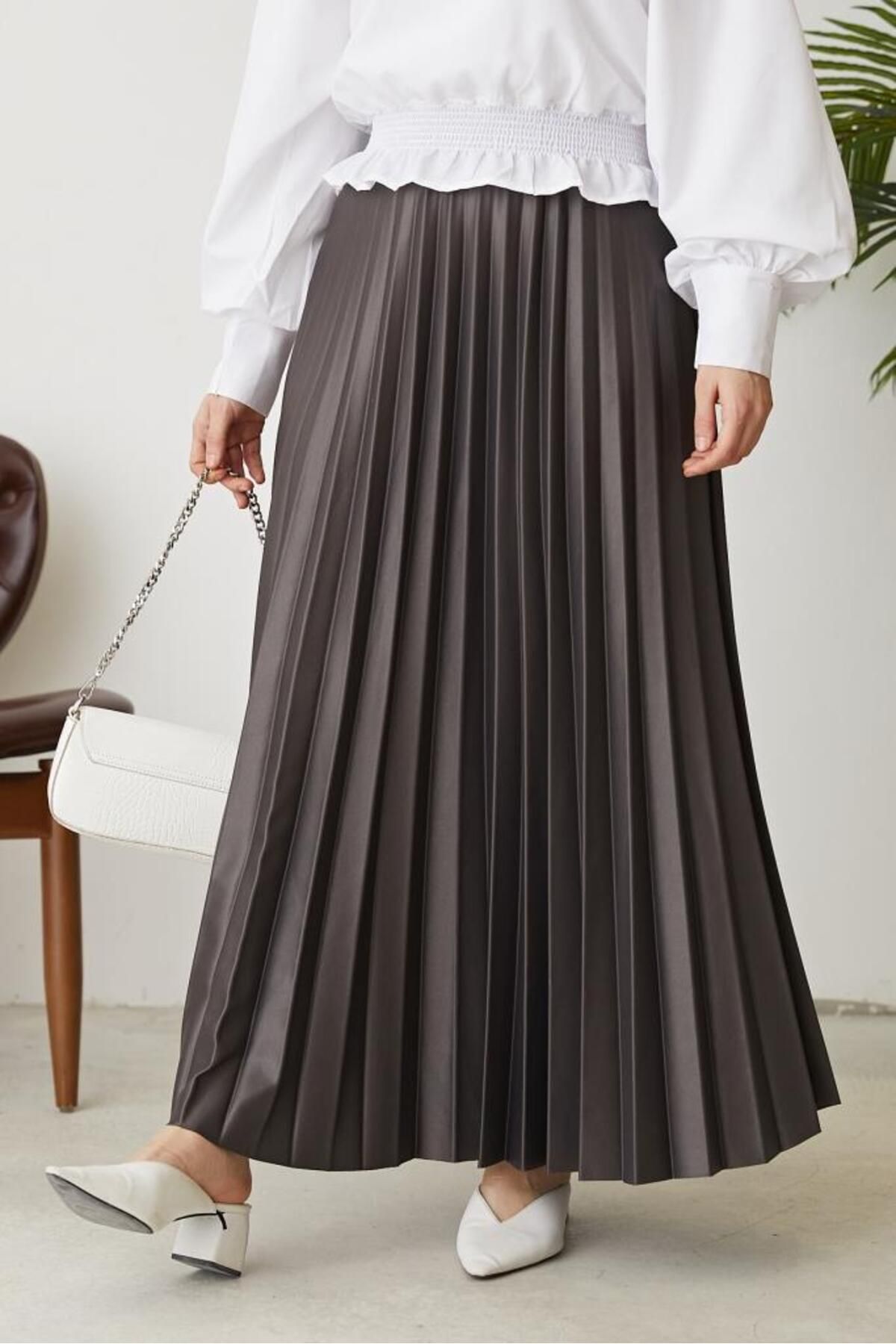 benguen-4538 Model Anthracite Colored Pleated Skirt with Elastic Waist 4