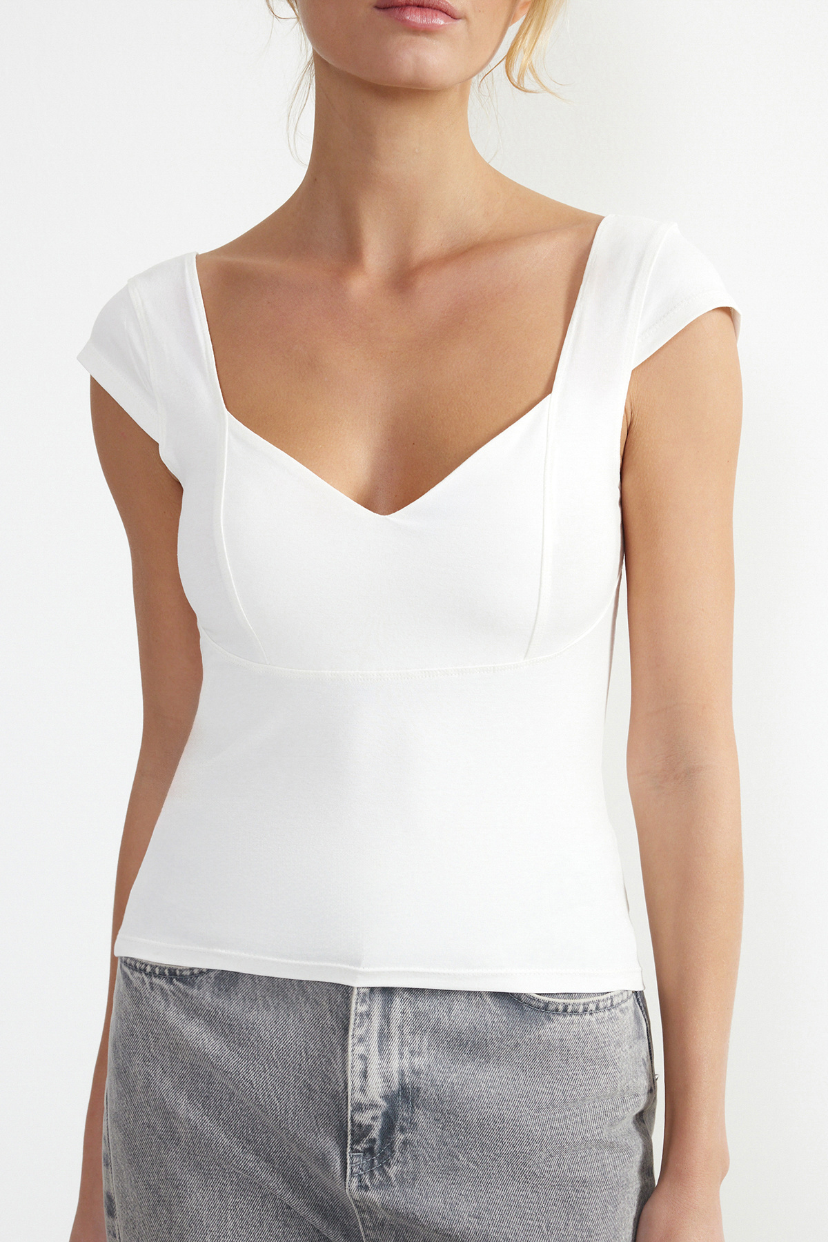 Trendyolmilla  Ekru Kalp Yaka Vücuda Oturan Pamuklu Esnek Örme Bluz TWOSS24BZ00113 - Görsel 5