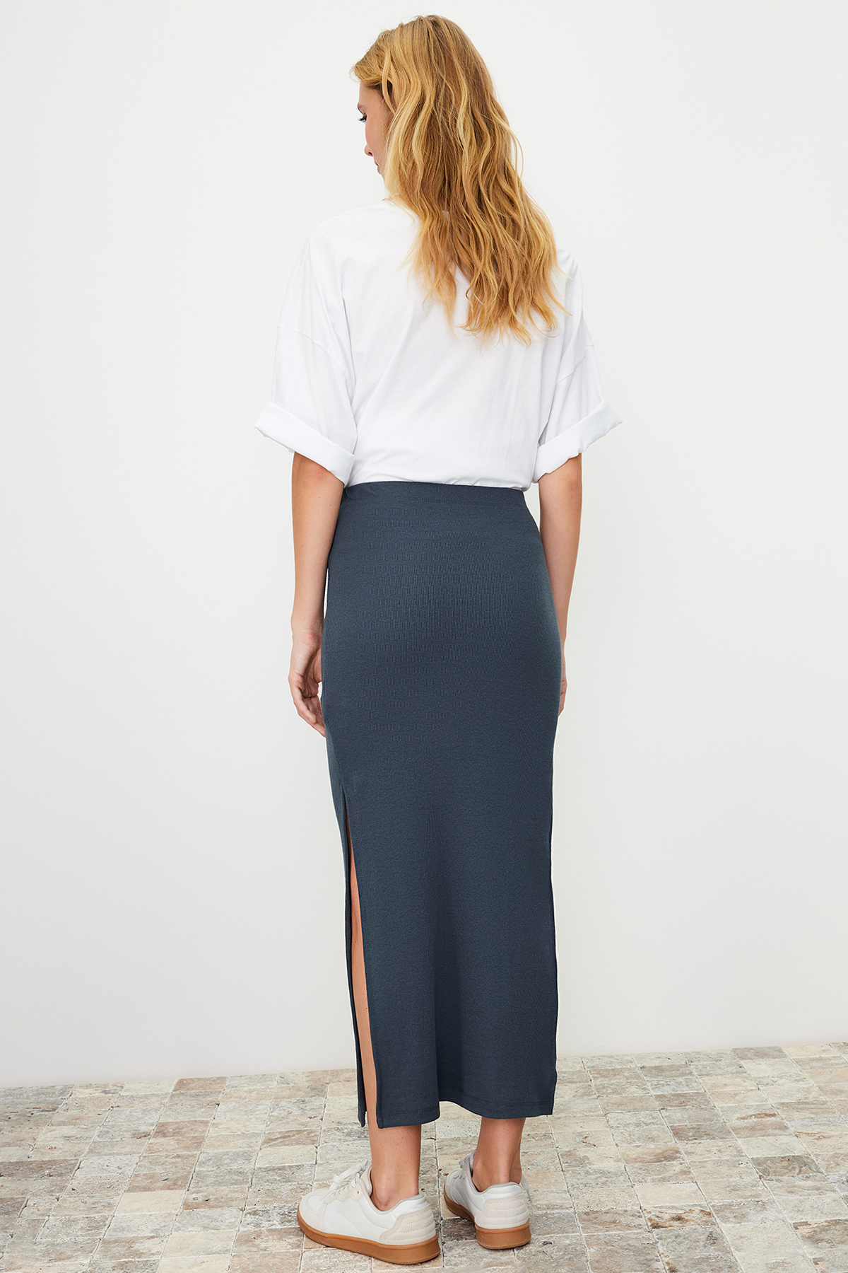 Trendyolmilla  Açık Antrasit Yırtmaç Detaylı Vücuda Oturan Yüksek Bel Fitilli Esnek Maxi Örme Etek TWOSS22ET0449 - Görsel 6