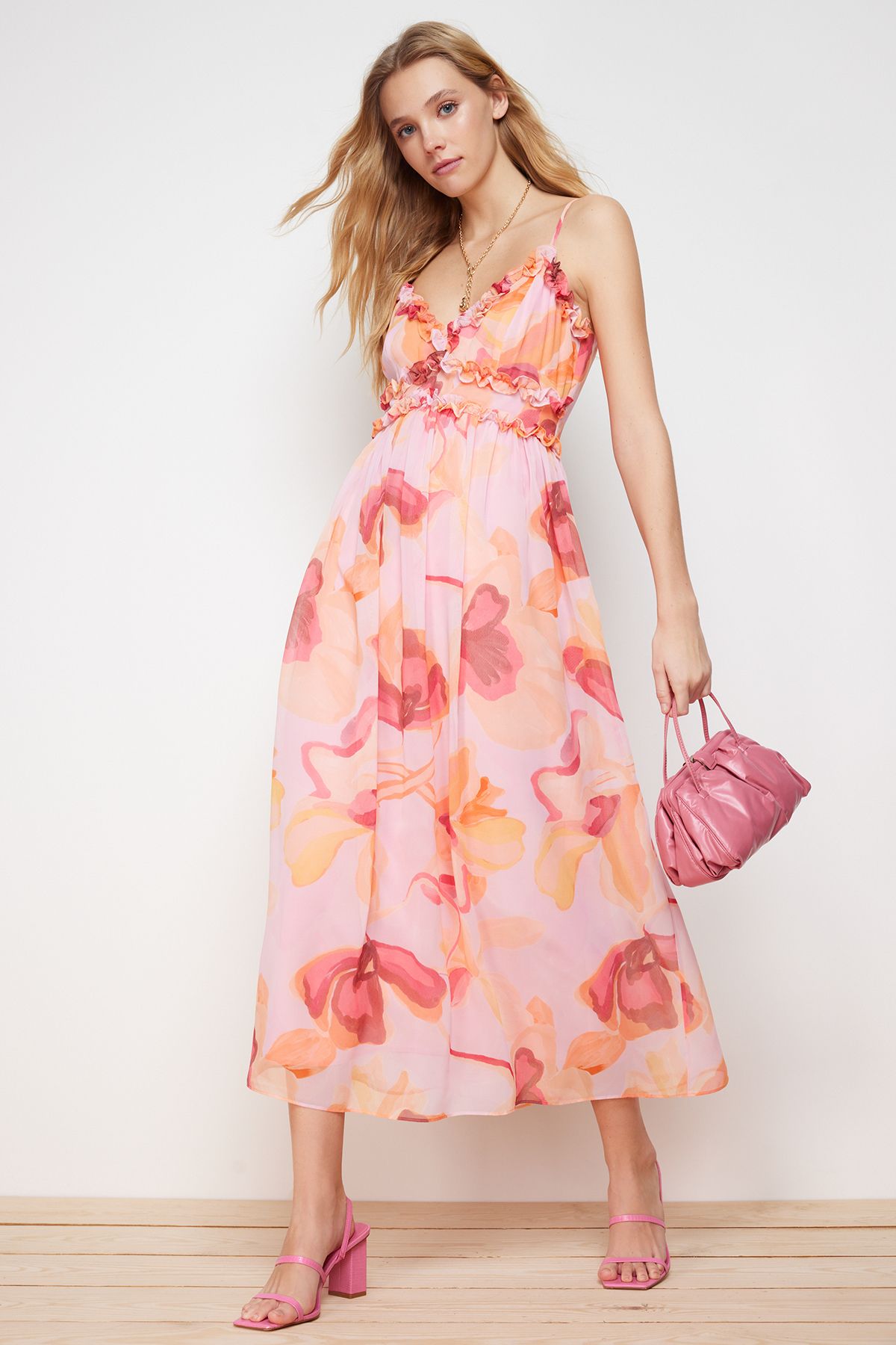 Trendyol Collection-Rosa A-Ausschnitt Maxikleid aus gewebtem Chiffon mit Blumenmuster, Rüschendetail und Futter TWOSS23EL02013 2