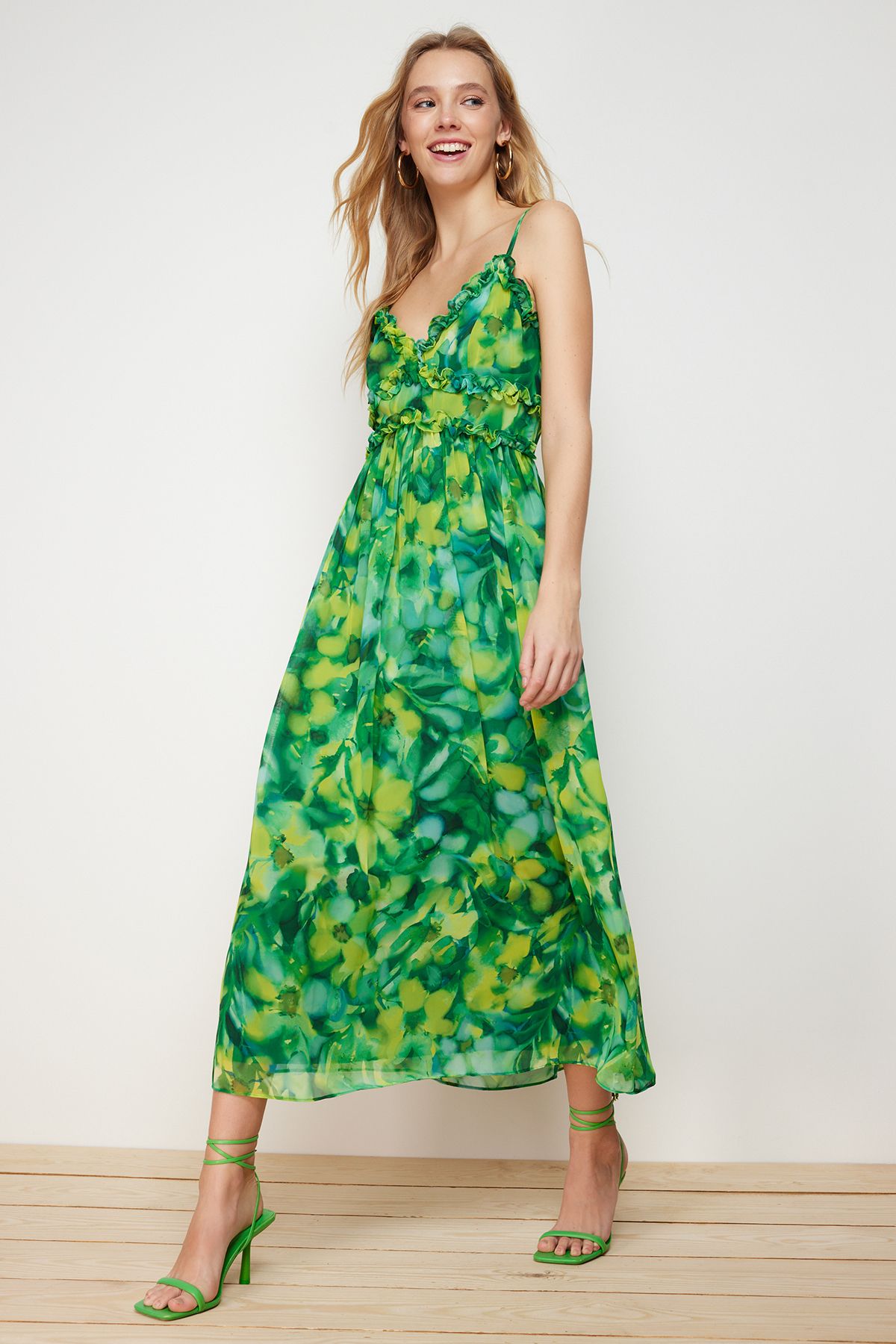 Trendyol Collection-Grünes A-Cut-Maxikleid aus gewebtem Chiffon mit Blumenmuster, Rüschendetail und Futter TWOSS23EL02013 2