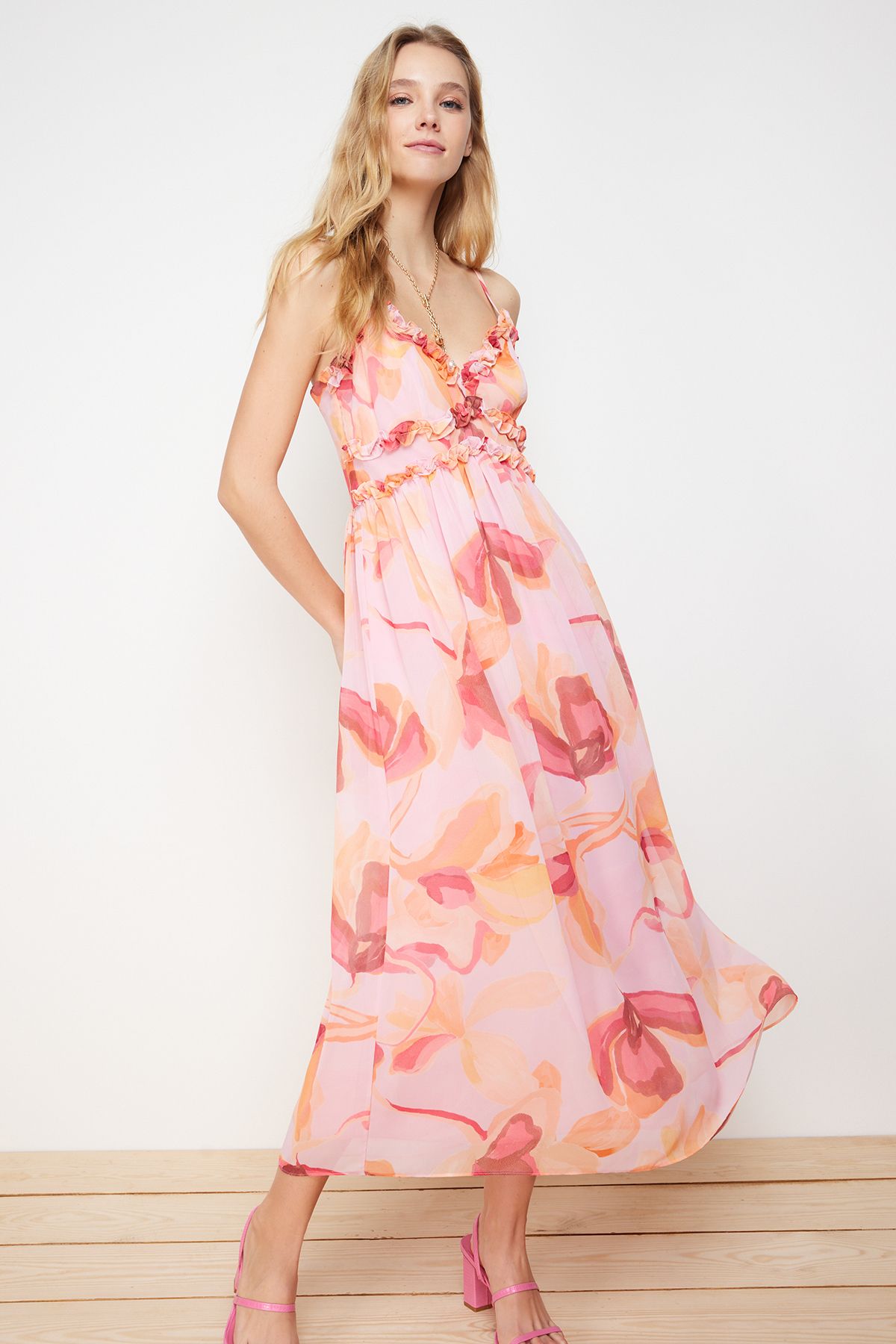 Trendyol Collection-Rosa A-Ausschnitt Maxikleid aus gewebtem Chiffon mit Blumenmuster, Rüschendetail und Futter TWOSS23EL02013 3