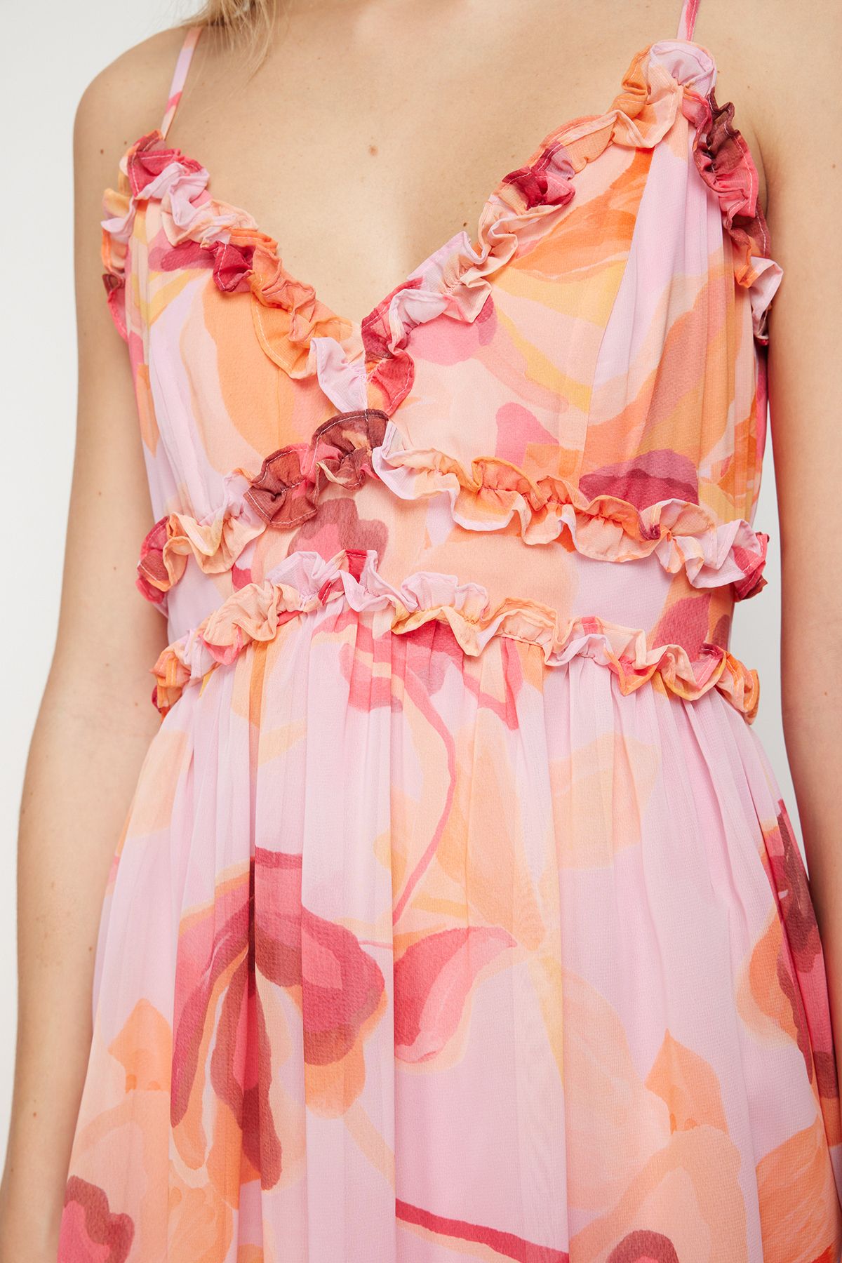 Trendyol Collection-Rosa A-Ausschnitt Maxikleid aus gewebtem Chiffon mit Blumenmuster, Rüschendetail und Futter TWOSS23EL02013 5