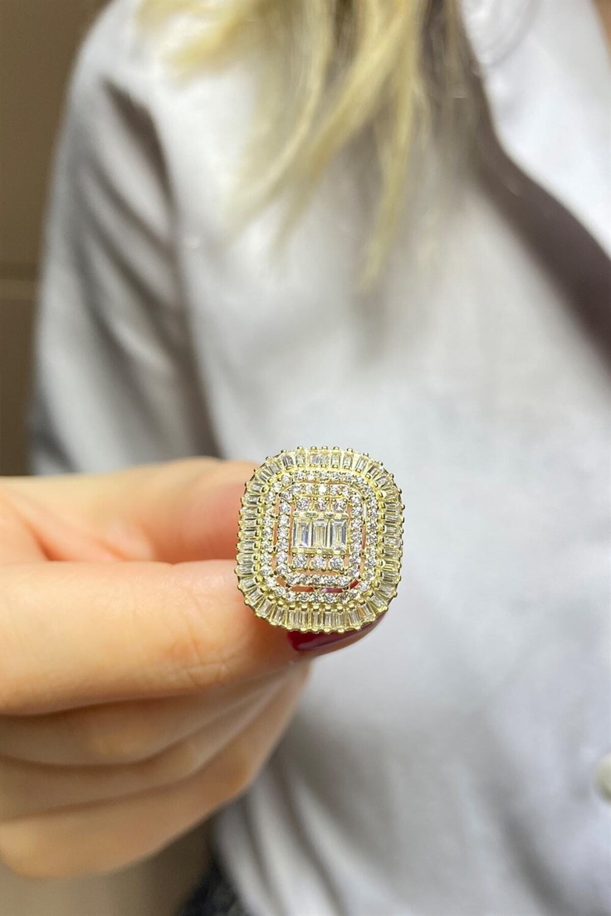 Gold-Baguette-Ring - 