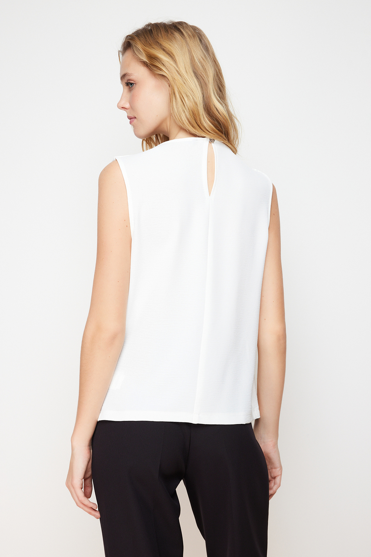 Trendyolmilla  Ekru Büzgü Detaylı Bisiklet Yaka Kolsuz Dokuma Bluz TWOSS24BZ00343 - Görsel 7