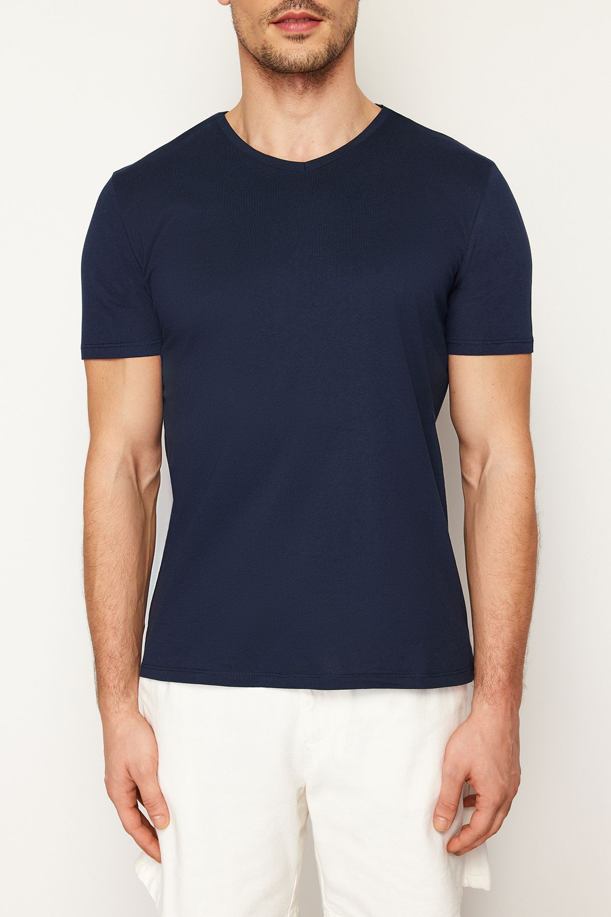 Kolekcia Trendyol-Námornícke modré bavlnené tričko Slim Fit s krátkym rukávom a výstrihom do V - Tmnss19Bo0002 5
