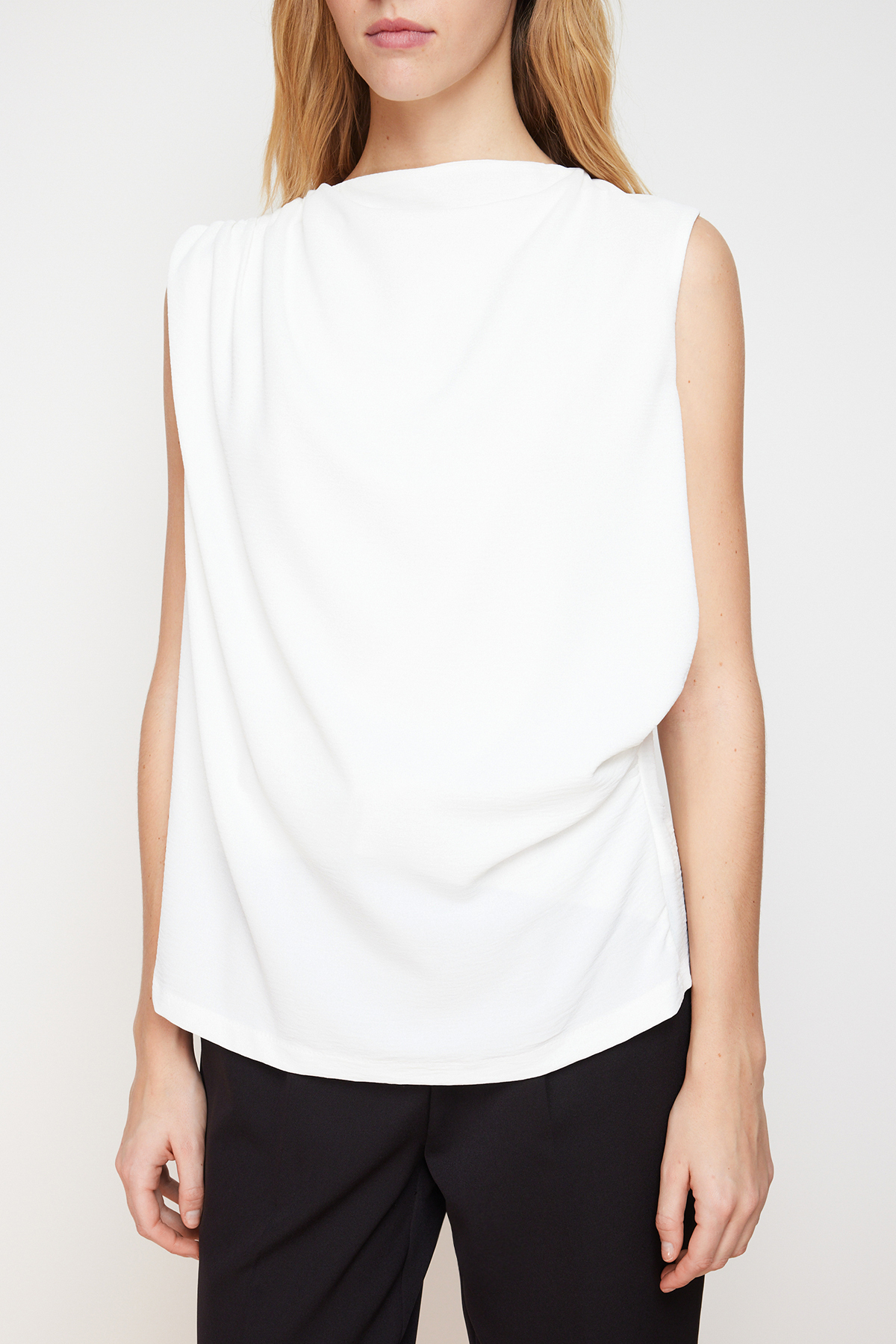 Trendyolmilla  Ekru Büzgü Detaylı Bisiklet Yaka Kolsuz Dokuma Bluz TWOSS24BZ00343 - Görsel 5