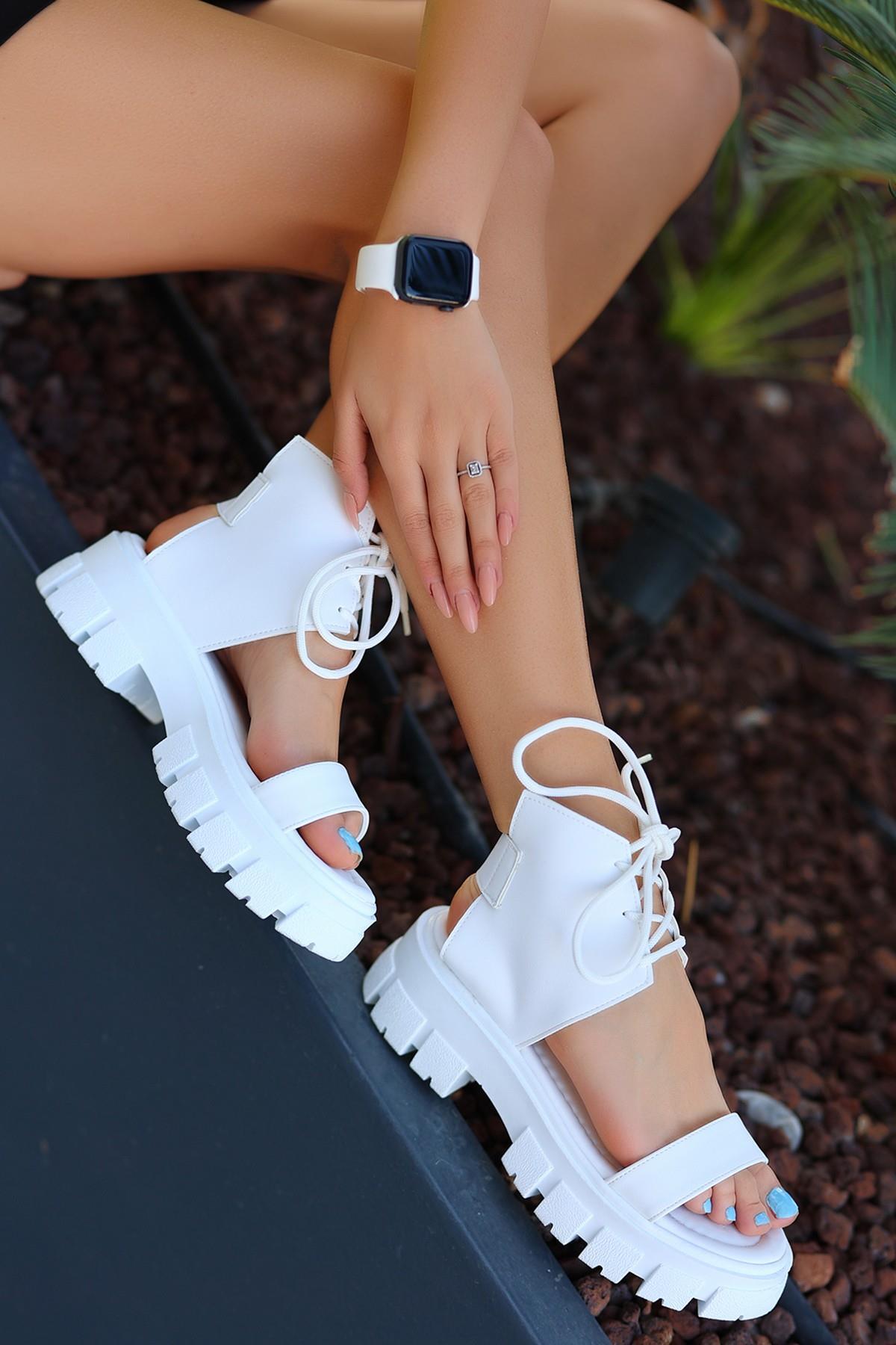 Lary Beyaz Cilt Sandalet