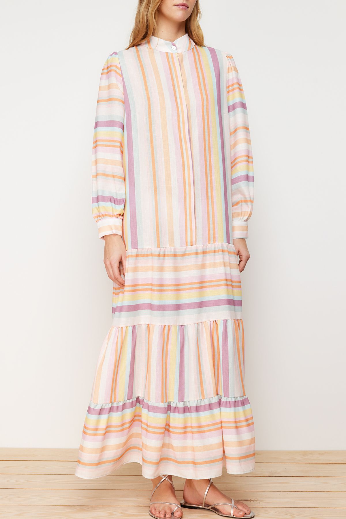 Trendyol Modest-فستان منسوج بمظهر الكتان مع تنورة مخططة متعددة الألوان وكشكشة TCTSS24EB00105 4