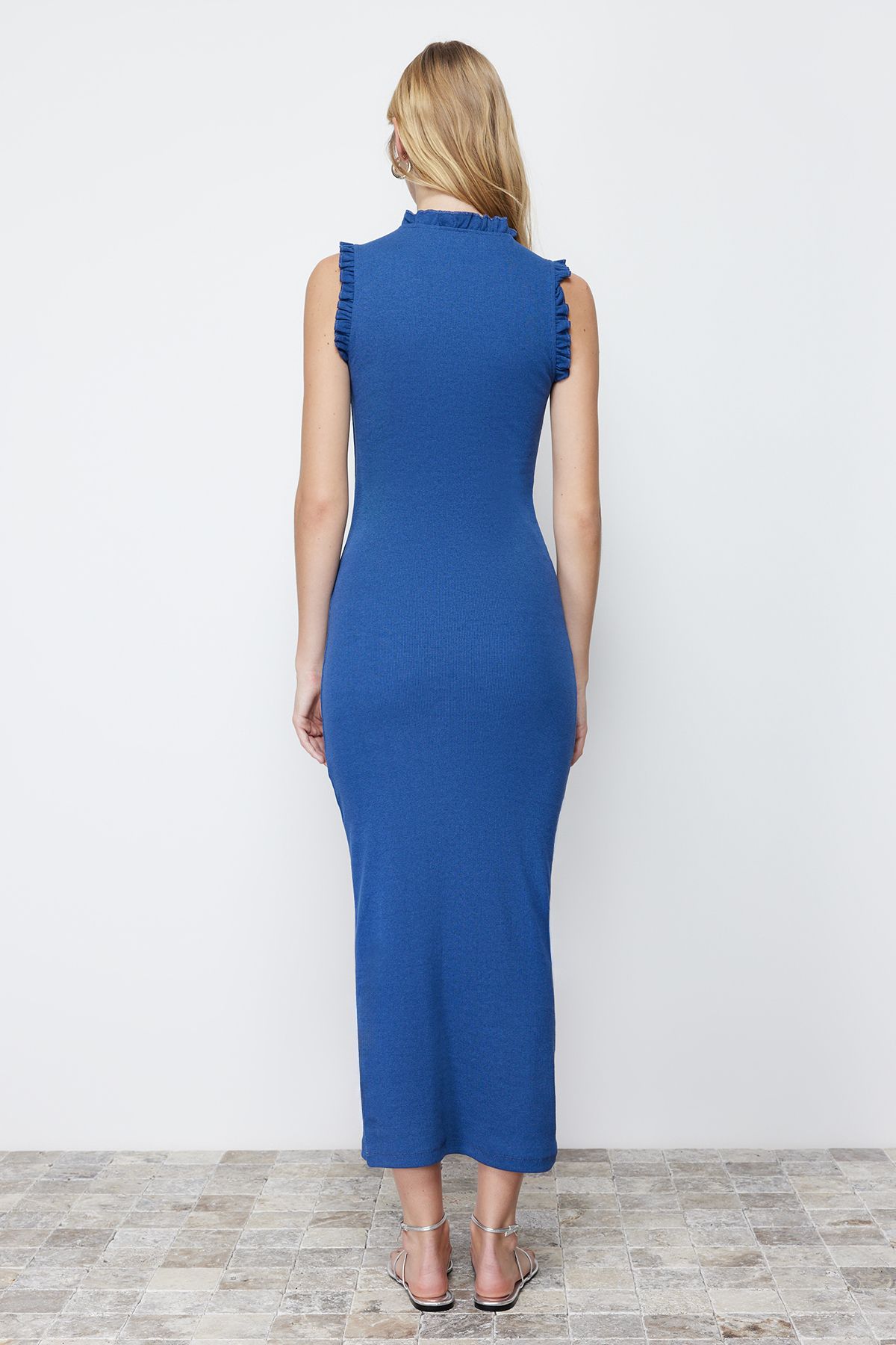 Trendyol Collection-Rochie tip creion, elastică, midi, tricotată, cu detaliu în volane Indigo TWOSS22EL1569 4