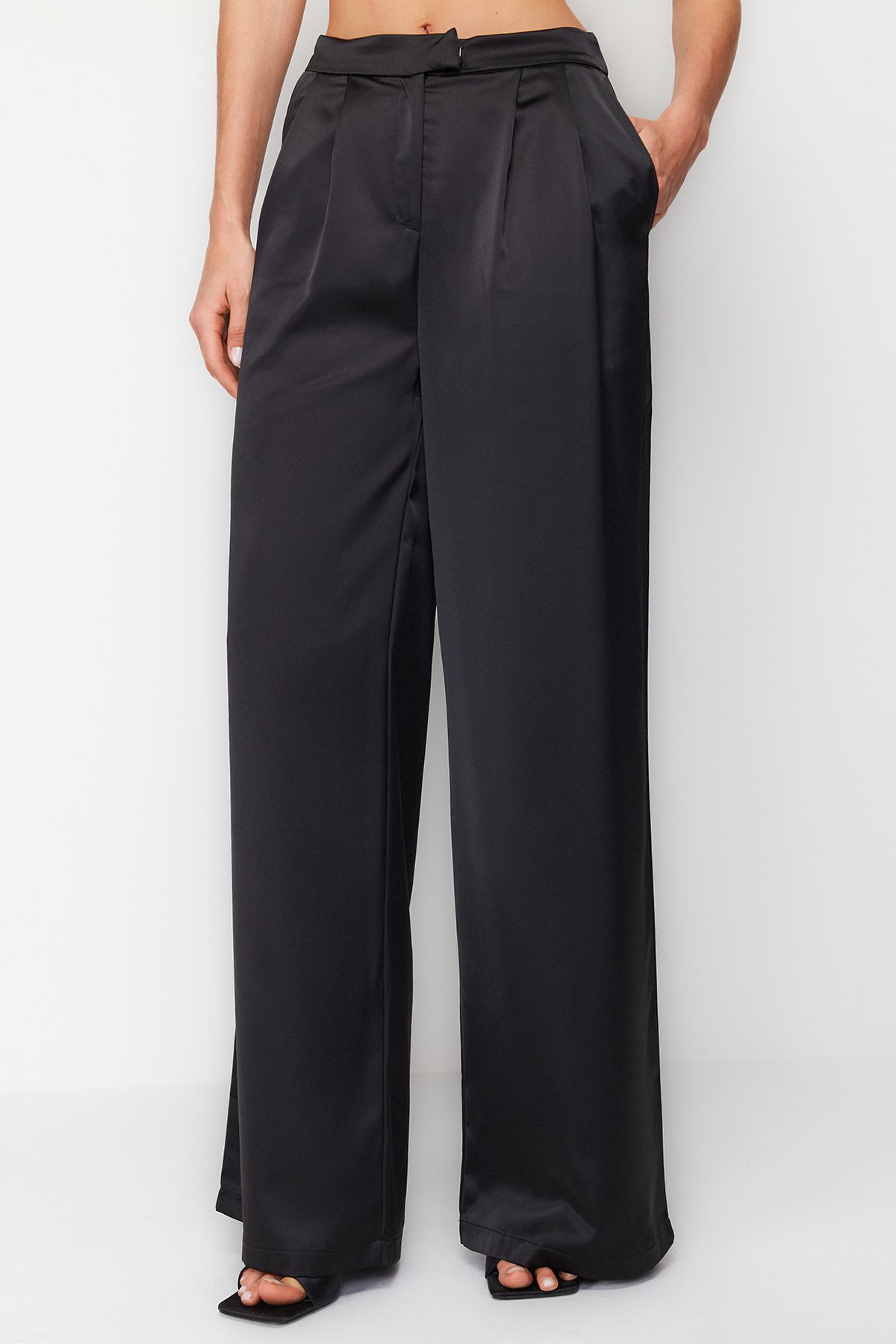 Trendyol Collection-Szatén szőtt fekete széles szárú nadrág - TPRSS24PL00005 4