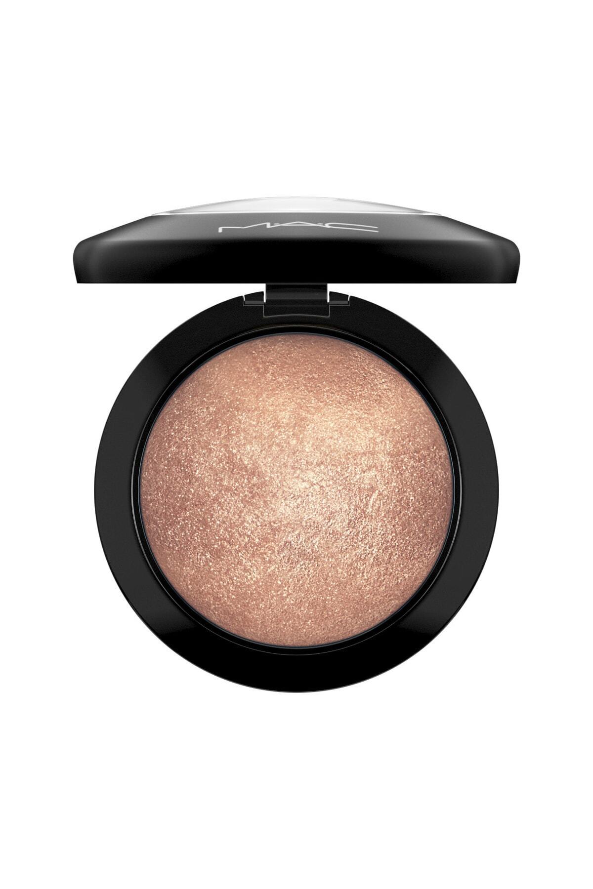 پودر گلوبال درخشش 10 گرمی Mineralize Skinfinish با ارائه پوششی عالی و سبک 4