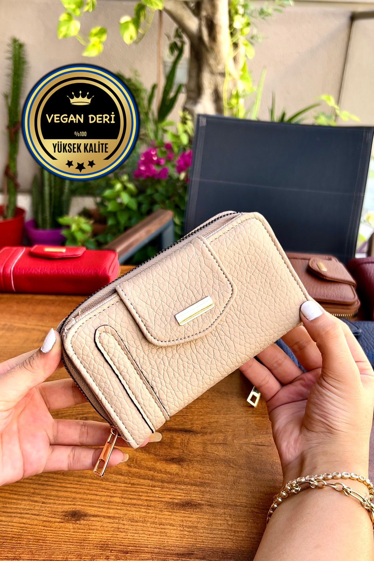 Lavinia Cream Vegan Leather Women Wallet with Zipper and Magnet (16X9 CM)