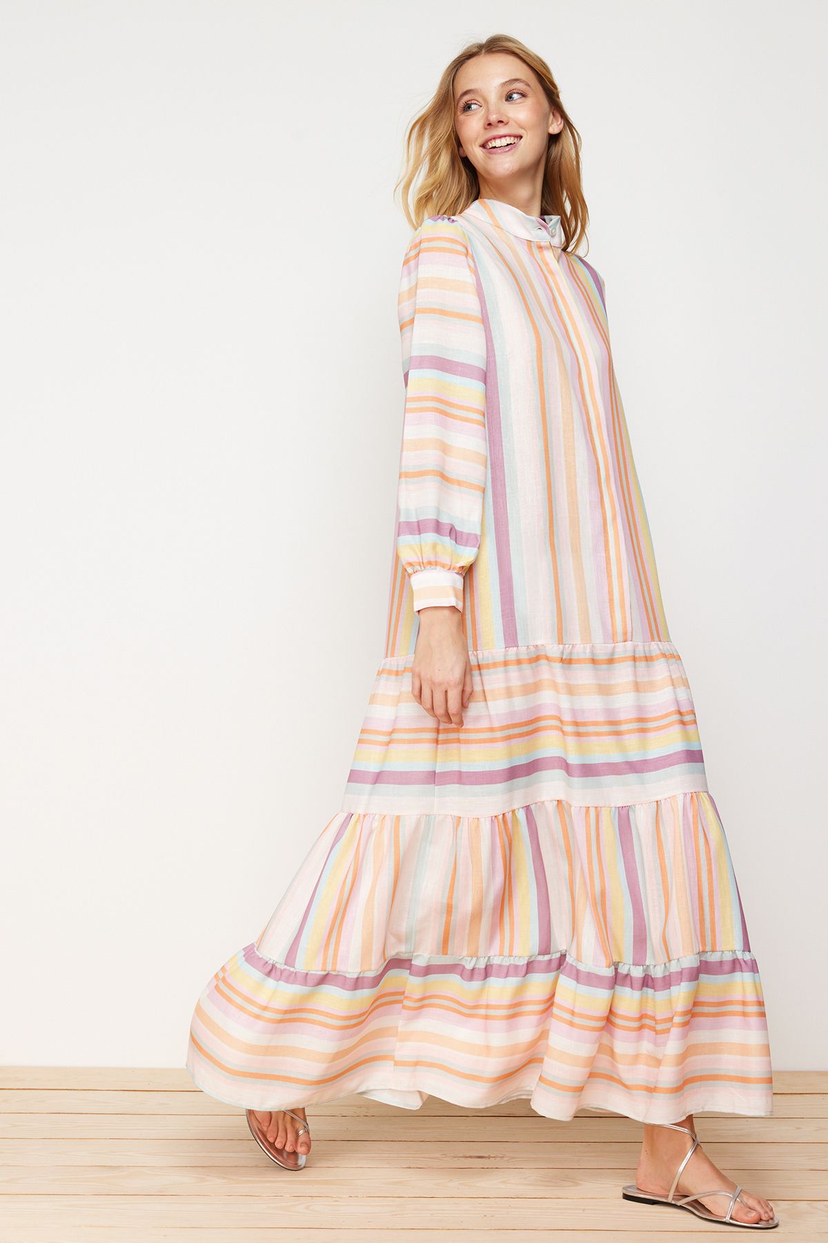 Trendyol Modest-فستان منسوج بمظهر الكتان مع تنورة مخططة متعددة الألوان وكشكشة TCTSS24EB00105 3