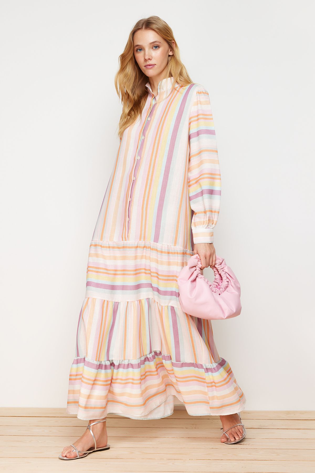 Trendyol Modest-فستان منسوج بمظهر الكتان مع تنورة مخططة متعددة الألوان وكشكشة TCTSS24EB00105 2