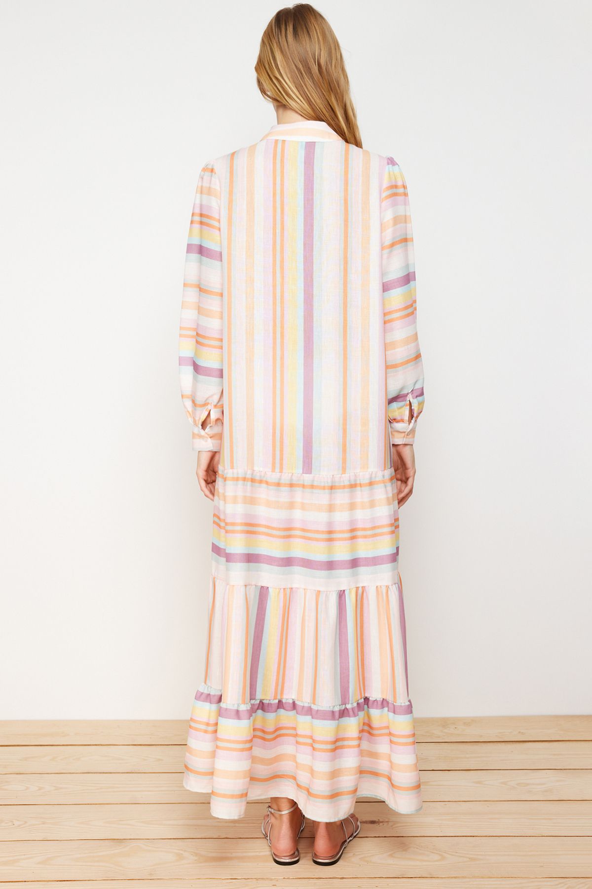 Trendyol Modest-فستان منسوج بمظهر الكتان مع تنورة مخططة متعددة الألوان وكشكشة TCTSS24EB00105 6
