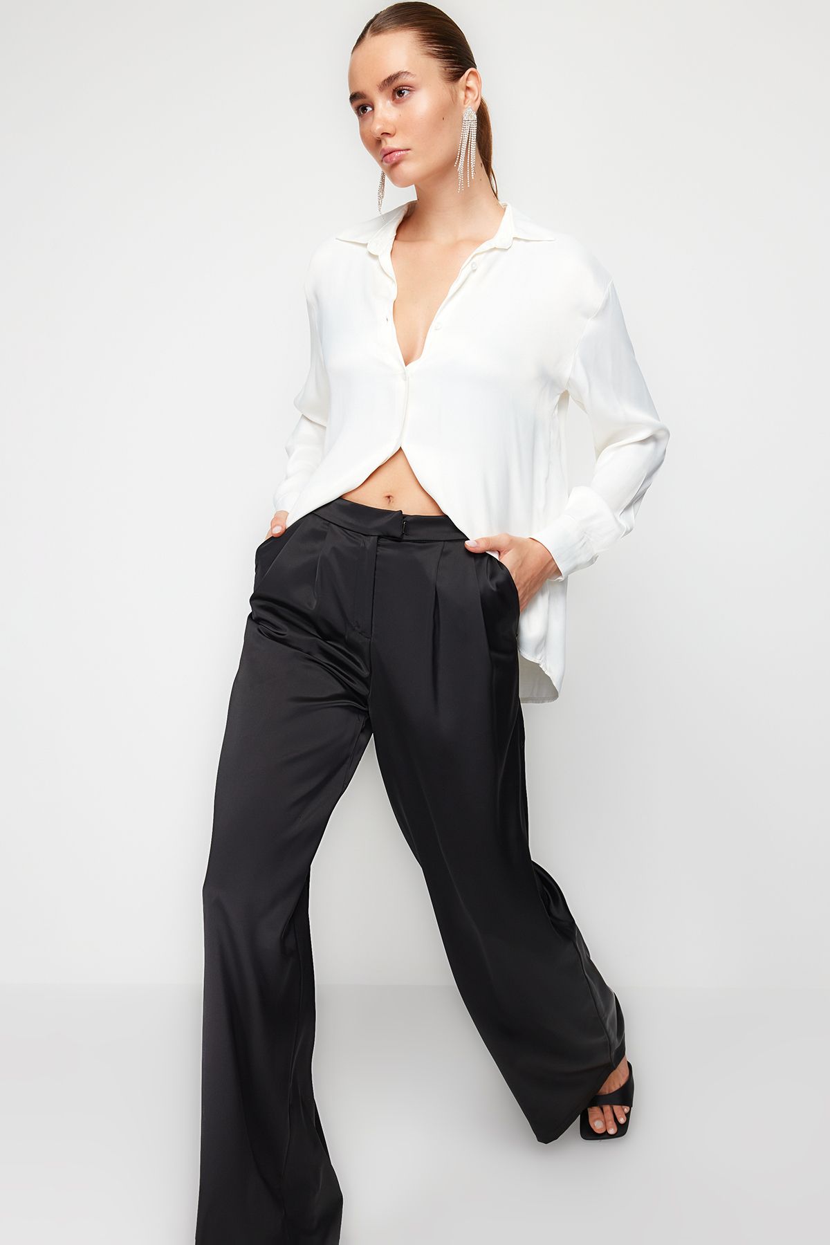 Trendyol Collection-Szatén szőtt fekete széles szárú nadrág - TPRSS24PL00005 2