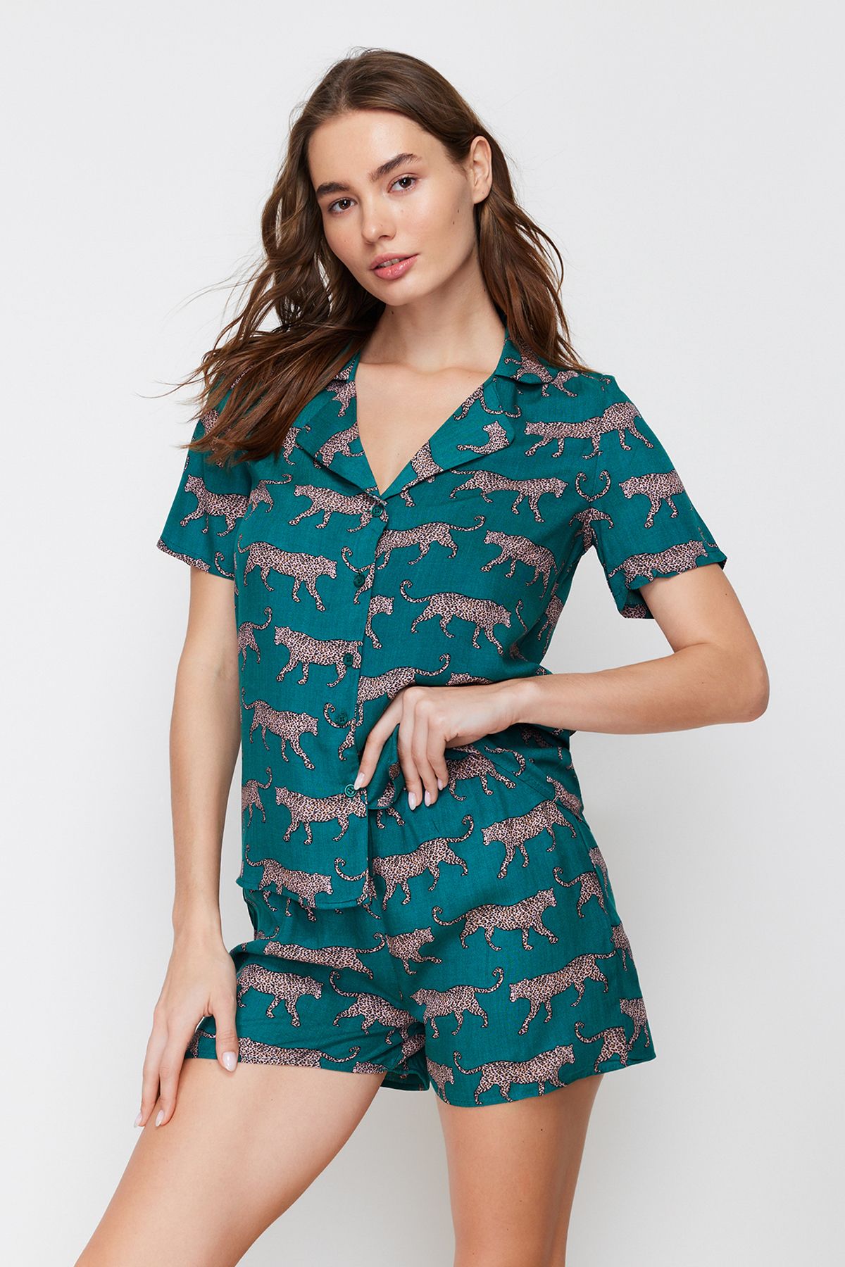 Trendyol Collection-Smaragdgrünes Shorts-Pyjama-Set mit Viskose-Print – THMSS21PT0473 2