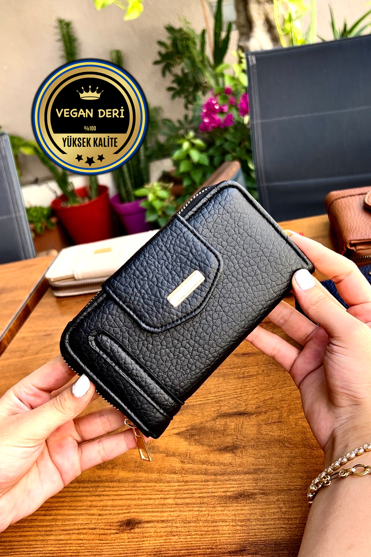Lavinia Black Vegan Leather Women Wallet with Zipper and Magnet (16X9 CM)