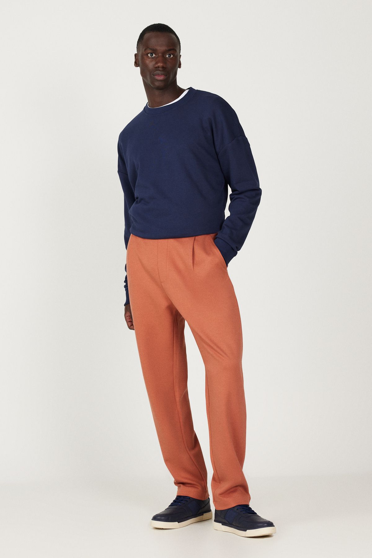 Buy Tommy Hilfiger Trousers in Orange | Trousers at Vite EnVogue