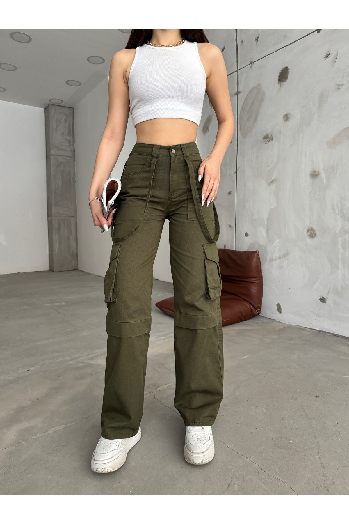 Triple pocket clearance strap cargo pants