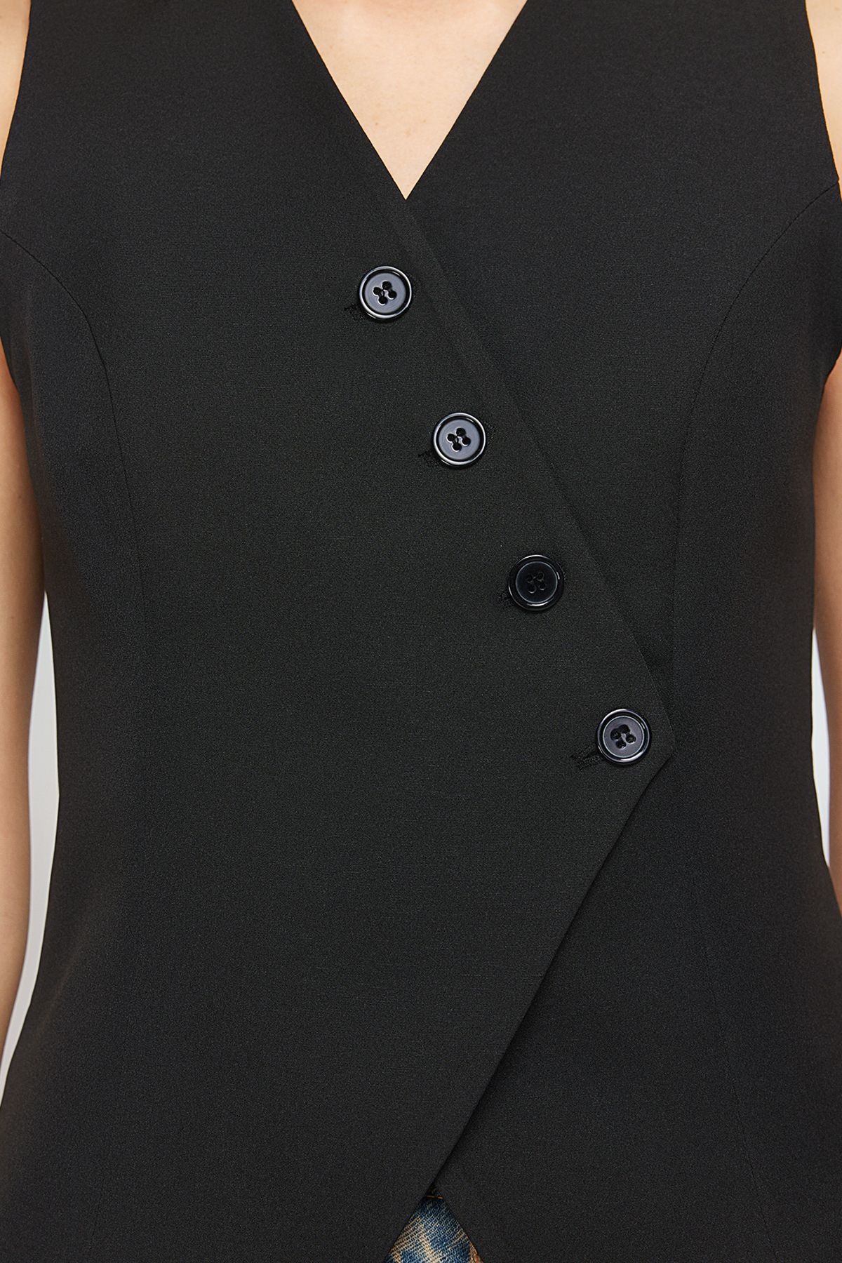 Trendyol Collection-Asymmetrische, geknöpfte, schwarze Webweste - TWOSS24YE00007 7