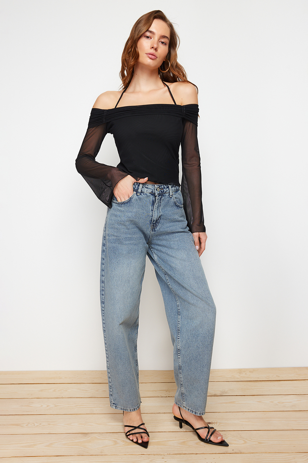 Trendyolmilla  Siyah Flare Kollu Bağlama Detaylı Örme Madonna Yaka Bluz TWOSS24BZ00046 - Görsel 2