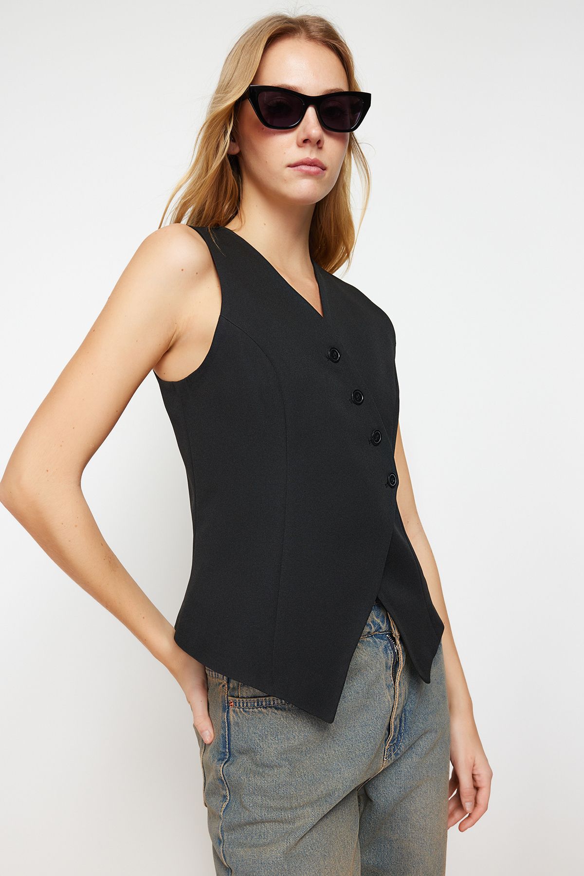 Trendyol Collection-Asymmetrische, geknöpfte, schwarze Webweste - TWOSS24YE00007 10