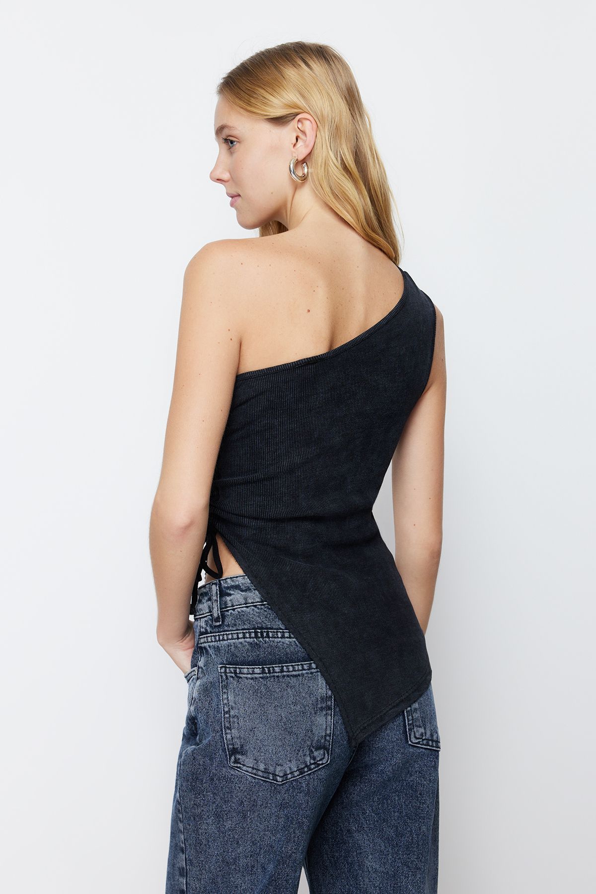 Trendyol Collection-Schwarze, figurbetonte Stretch-Strickbluse aus Cord-Baumwolle mit Vintage-/verblasstem Effekt TWOSS24BZ00298 5
