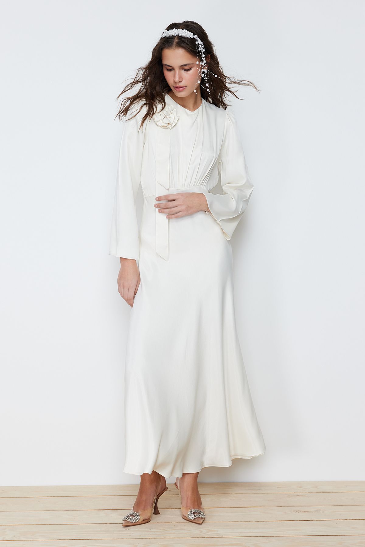 Trendyol Modest-فستان سهرة منسوج من الساتان - تفاصيل وردة كريمية، لحفلات الزفاف والمناسبات الخاصة TCTSS24DB00043 3