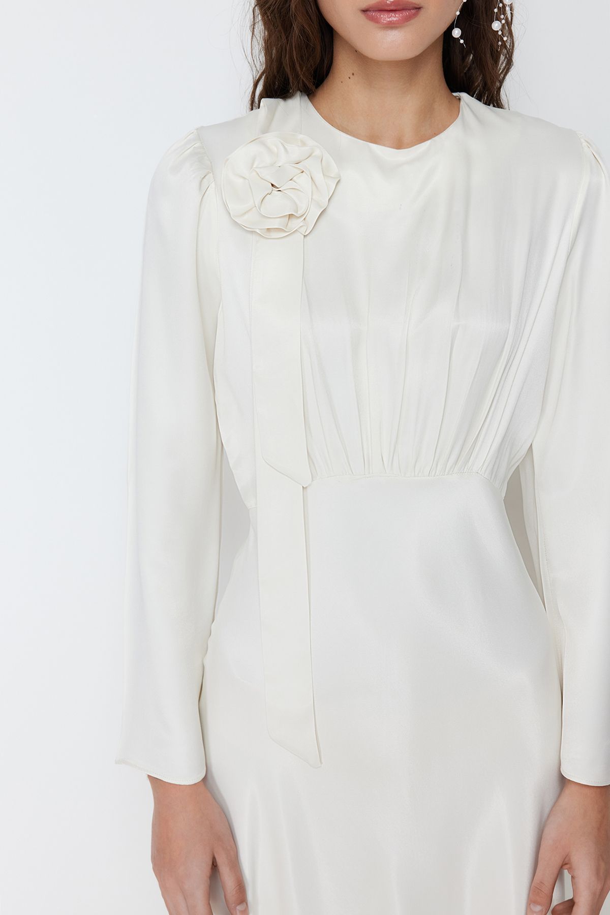 Trendyol Modest-فستان سهرة منسوج من الساتان - تفاصيل وردة كريمية، لحفلات الزفاف والمناسبات الخاصة TCTSS24DB00043 6