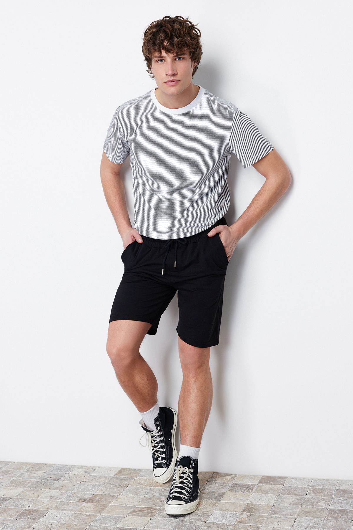 Trendyol Collection-Černé šortky Regular Fit/Regular Cut Basic Shorts & Bermudy TMNSS20SR0169 3