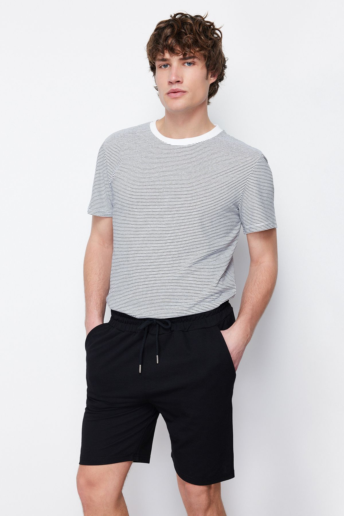 Trendyol Collection-Černé šortky Regular Fit/Regular Cut Basic Shorts & Bermudy TMNSS20SR0169 2