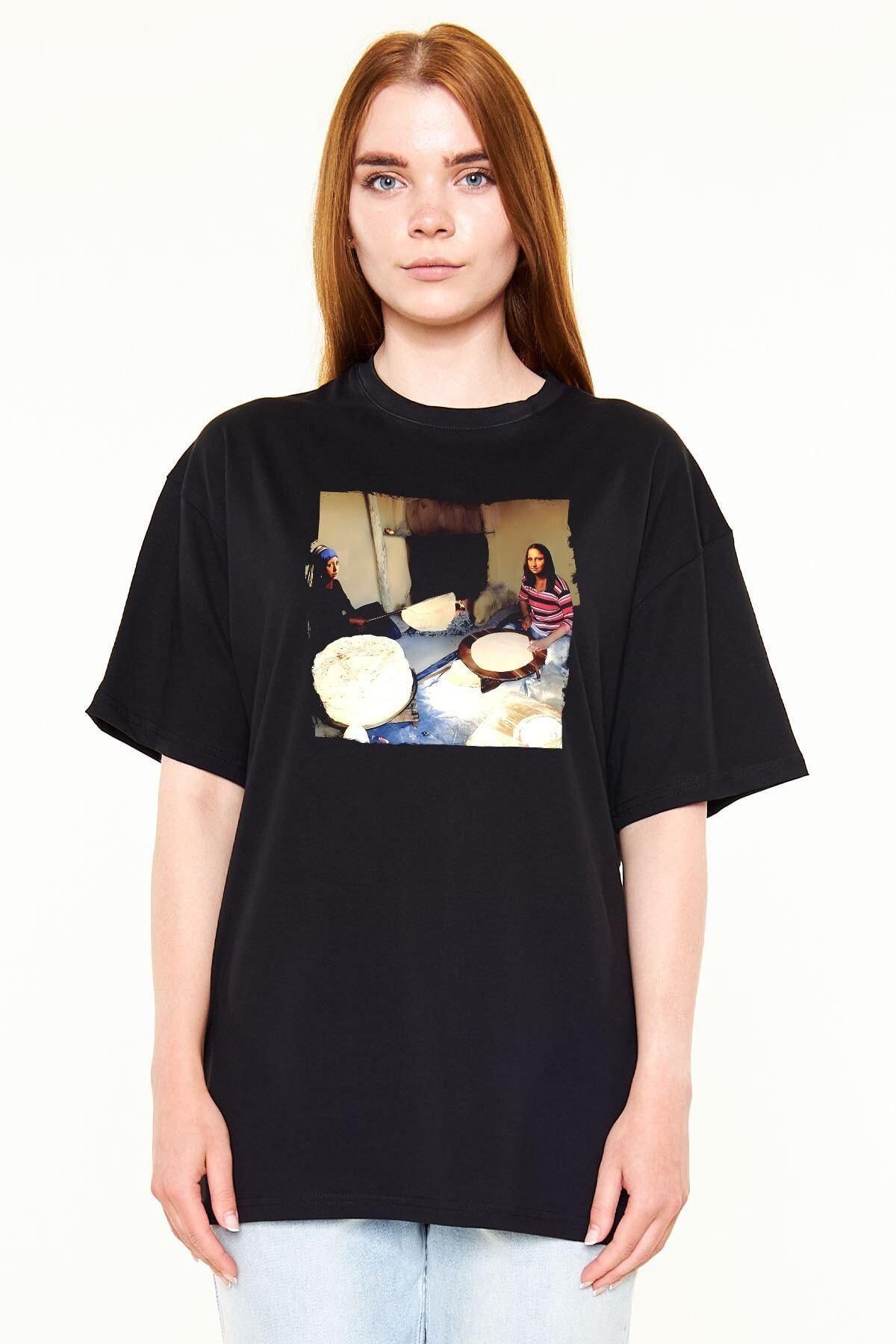 Pisa Art-Unisex Oversize Black T-Shirt - Mona Lisa Phyllo Collage with Pearl Earrings 3