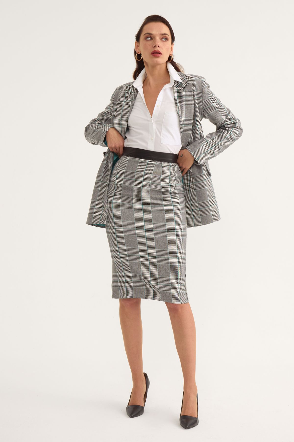 Pencil skirt grey top