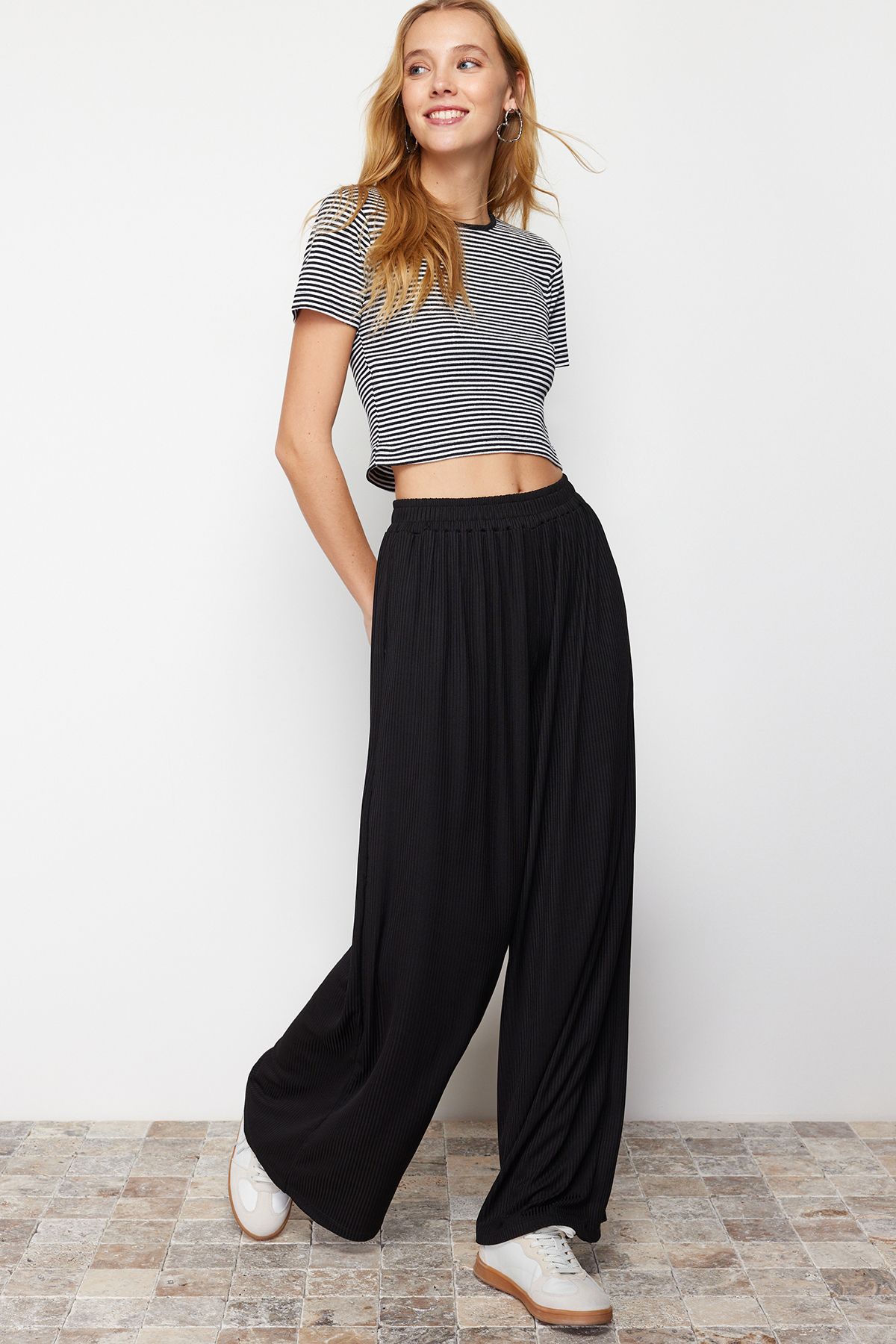 Trendyol Collection Elastyczne, czarne, dzianinowe spodnie z szeroką nogawką TWOSS24PL00075