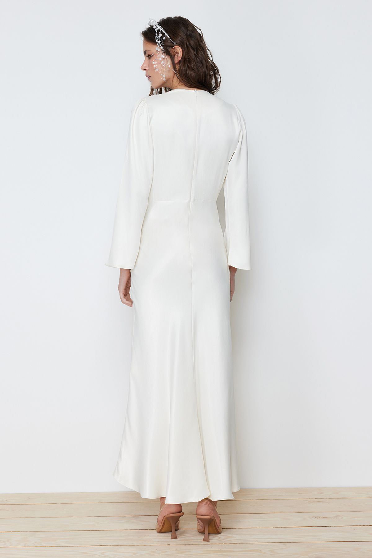 Trendyol Modest-فستان سهرة منسوج من الساتان - تفاصيل وردة كريمية، لحفلات الزفاف والمناسبات الخاصة TCTSS24DB00043 7