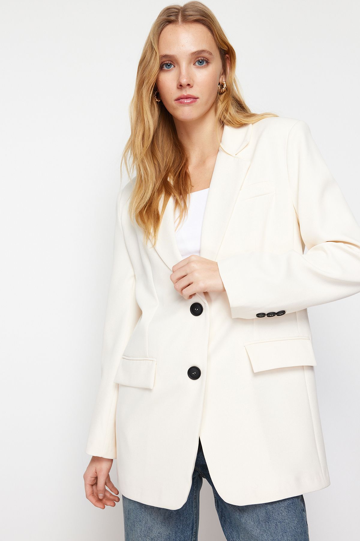 Trendyol Collection-Ecrufarbener, übergroßer, gewebter Basic-Blazer TWOSS24BC00029 3