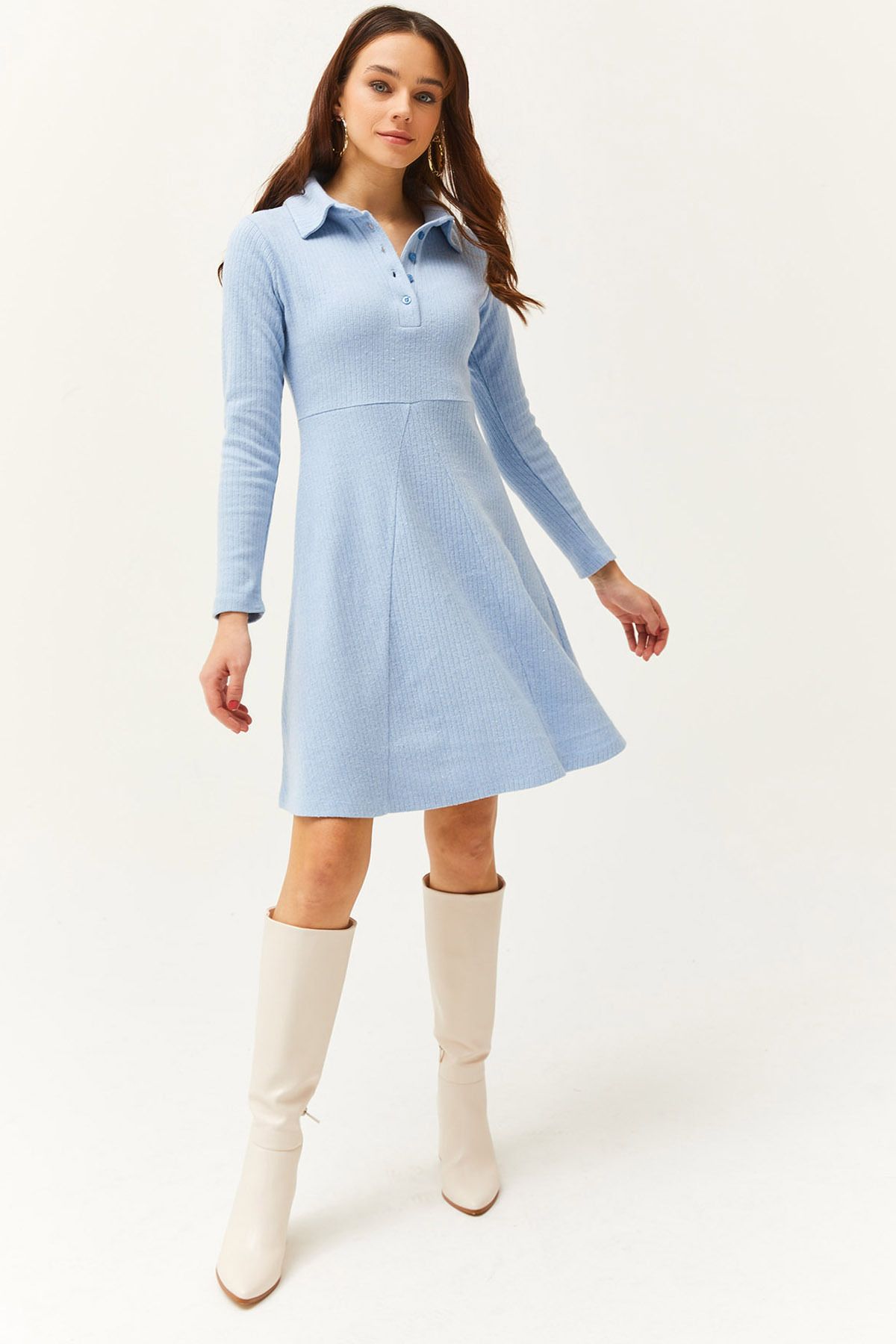 cest une femme une petite robe elb 19002030 avec des boutons de col de polo bleu