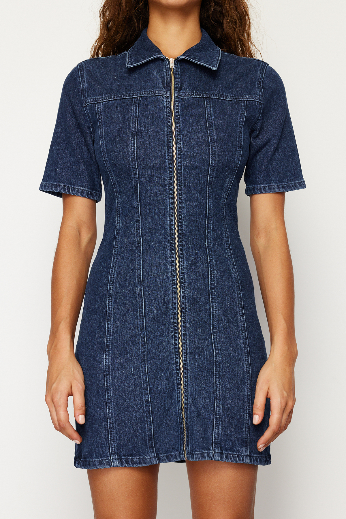 Trendyolmilla  Koyu Mavi Fermuarlı Fitted/Vücuda Oturan Mini Comfort/Esnek Denim Elbise TWOSS24EL00381 - Görsel 5