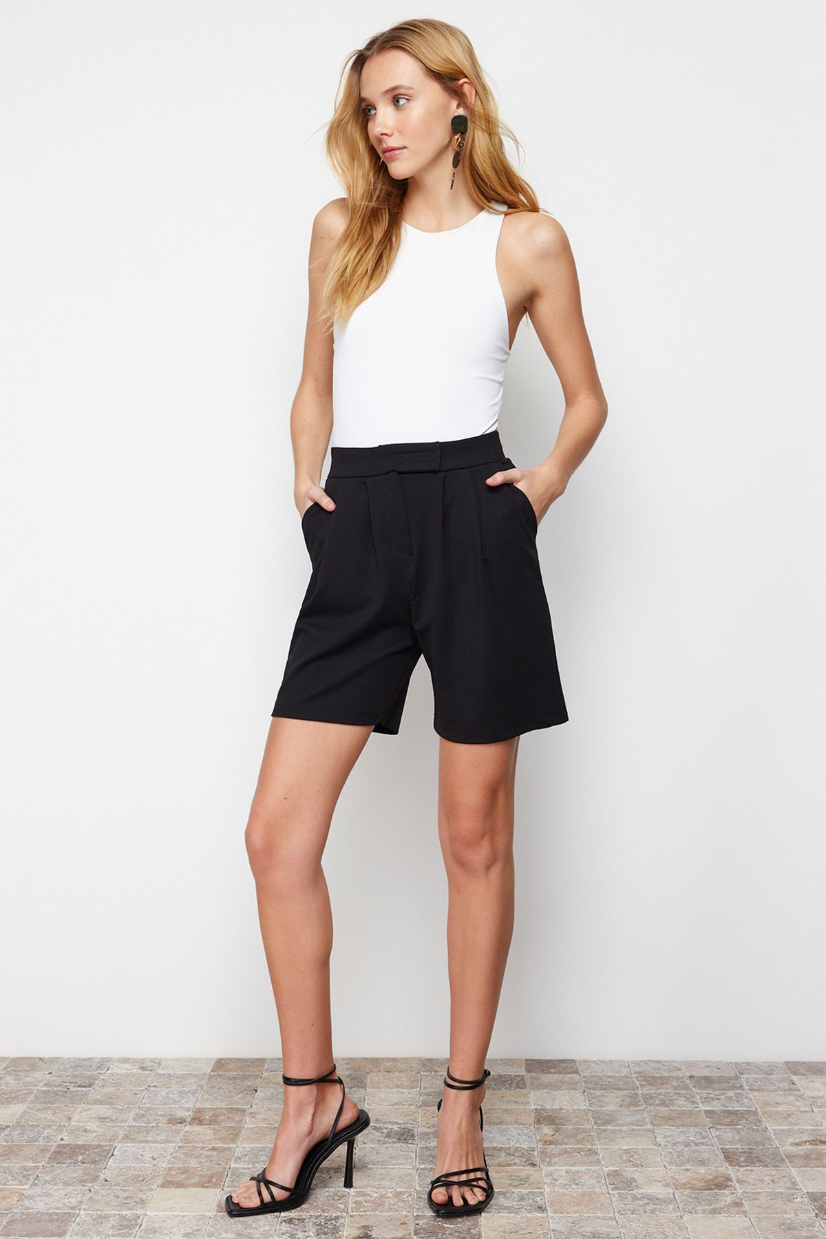 Trendyol Collection TWOSS24SR00008 Schwarze Shorts und Bermuda