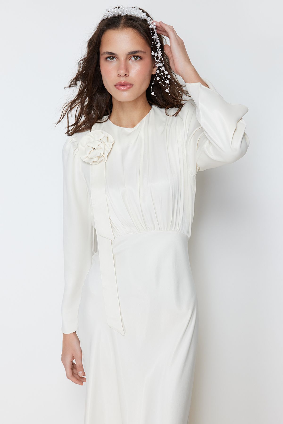 Trendyol Modest-فستان سهرة منسوج من الساتان - تفاصيل وردة كريمية، لحفلات الزفاف والمناسبات الخاصة TCTSS24DB00043 4